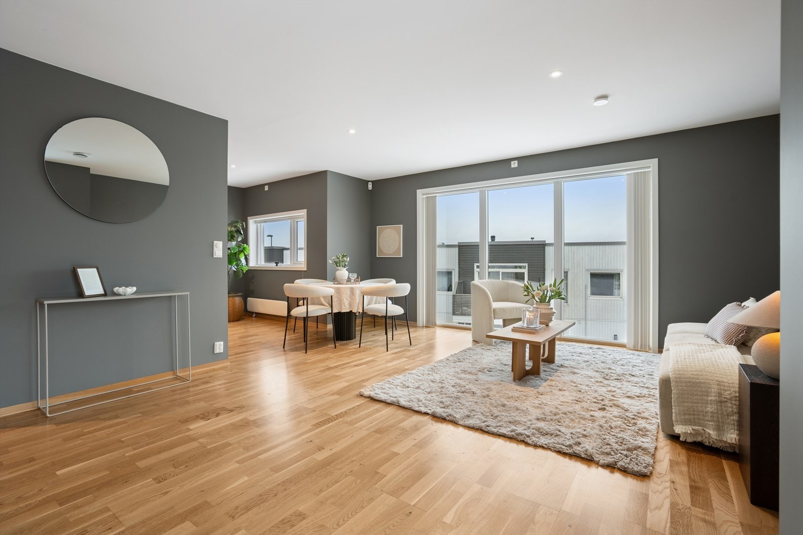 Stuen er romslig og innbydende, og med store vindusflater som gir rikelig med naturlig lys. Galleribilde