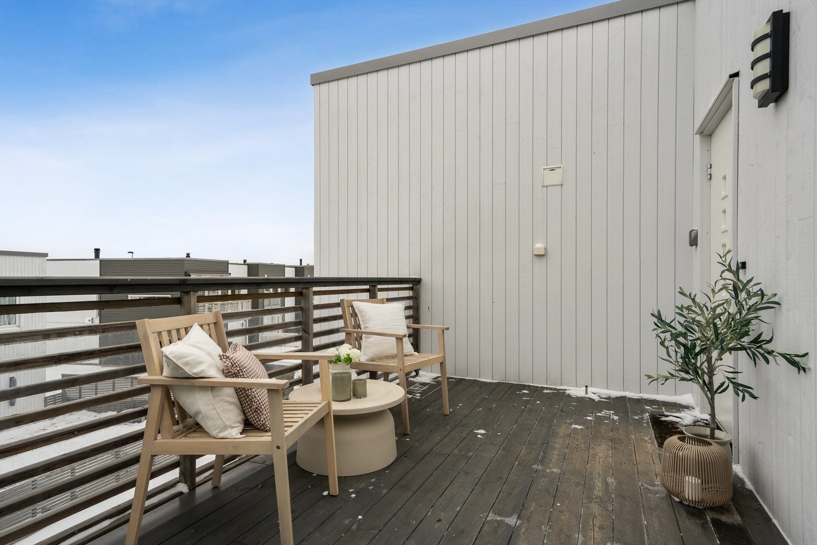 Her er det plass til utemøbler - perfekt for å nyte solen tidligere på dagen. Galleribilde