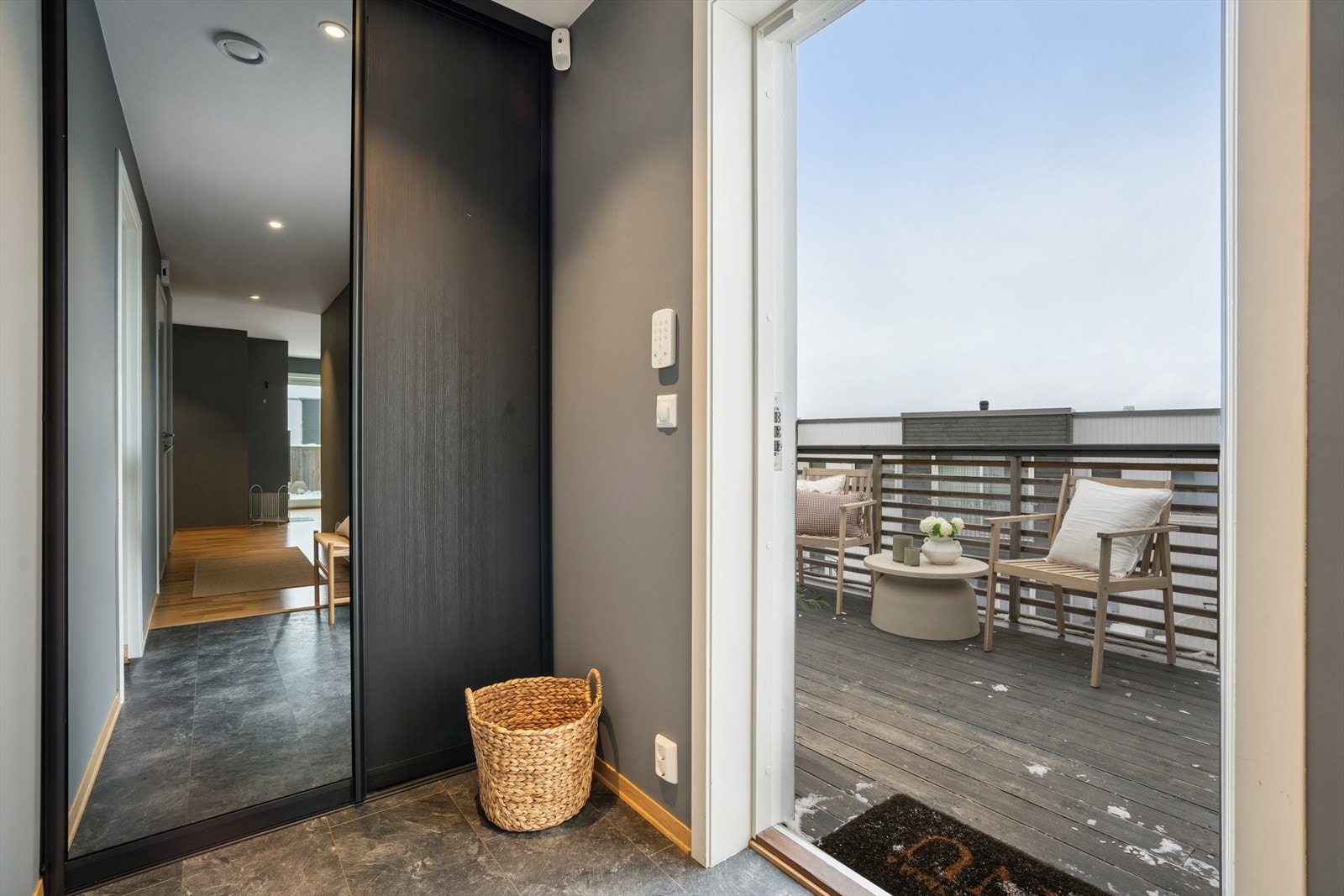 Boligen ønskes velkommen via en lys og ryddig entré med laminatgulv og gode oppbevaringsmuligheter i skyvedørsgarderobe. Galleribilde