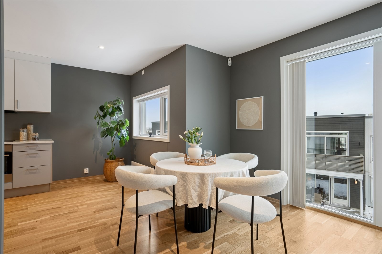 Planløsningen gir plass til både sofagruppe og spisebord, og rommet har en naturlig flyt mot kjøkkenet. Galleribilde