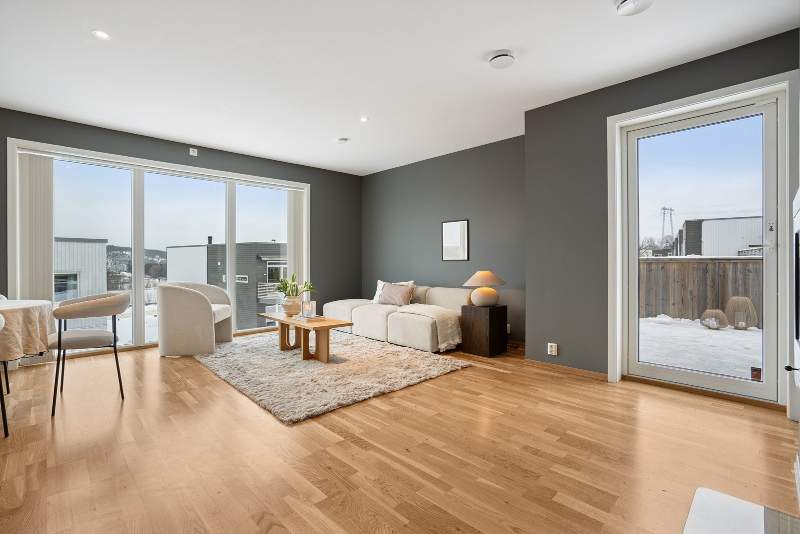 Boligen holder en god standard med 3-stavs parkett, slette flater og downlights i himling. Galleribilde