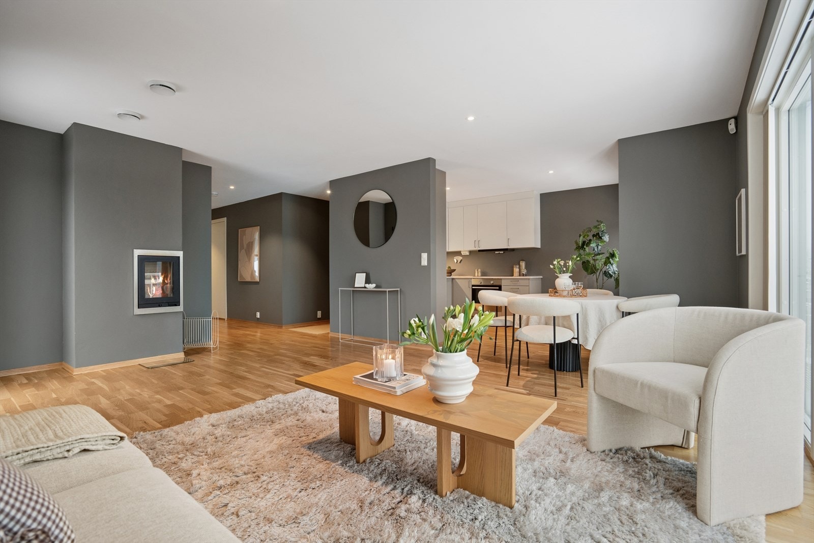 Dette er en moderne og tiltalende selveierleilighet oppført i 2019, med gjennomgående god standard og en gjennomtenkt planløsning. Galleribilde