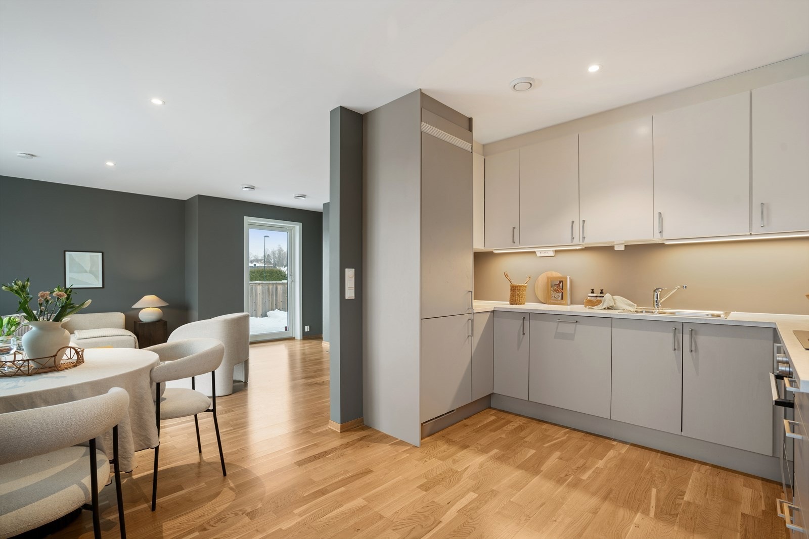 Kjøkkenet fremstår moderne og funksjonelt med glatte fronter og benkeplate i høytrykkslaminat som gir et stilrent og helhetlig uttrykk. Galleribilde