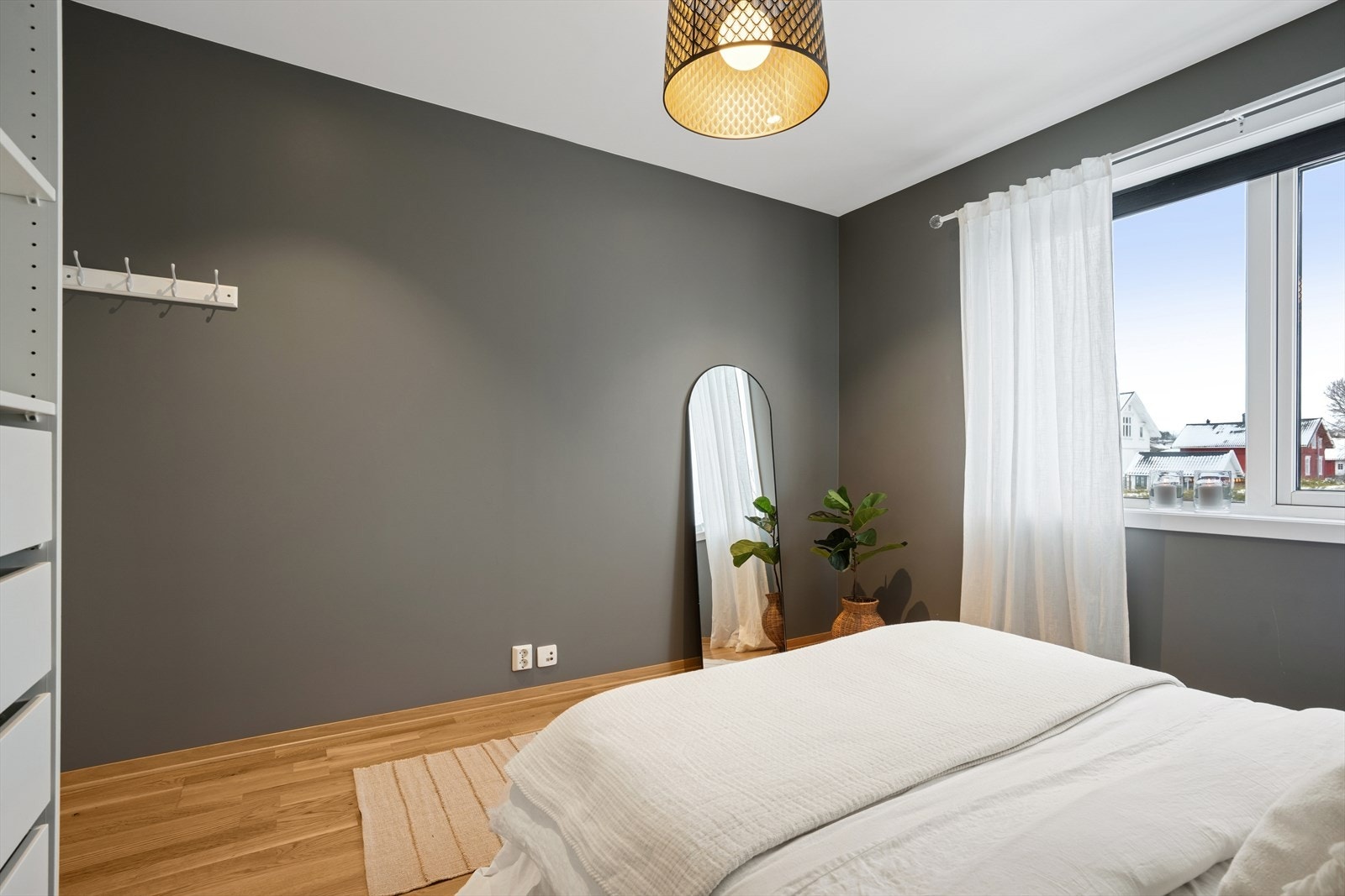 Store vindusflater gir rikelig med dagslys og skaper en rolig og luftig atmosfære. Galleribilde