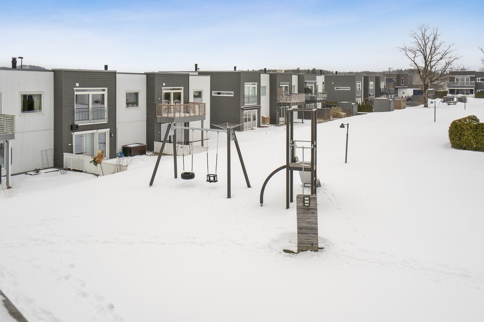 Her bor du sentralt, men samtidig rolig på Barkåker - med kort avstand til skole, barnehage, butikker, kollektivtransport og flotte turområder, samt enkel tilkomst til E18. Galleribilde