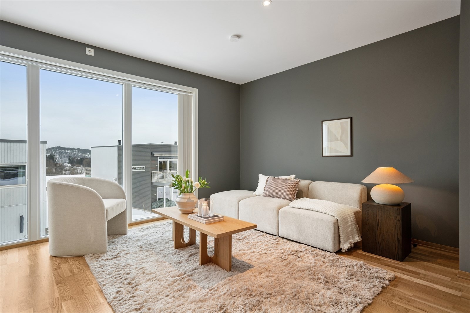 Stuen gir en naturlig og innbydende plass for sofagruppe, med rikelig dagslys og god romfølelse. Galleribilde