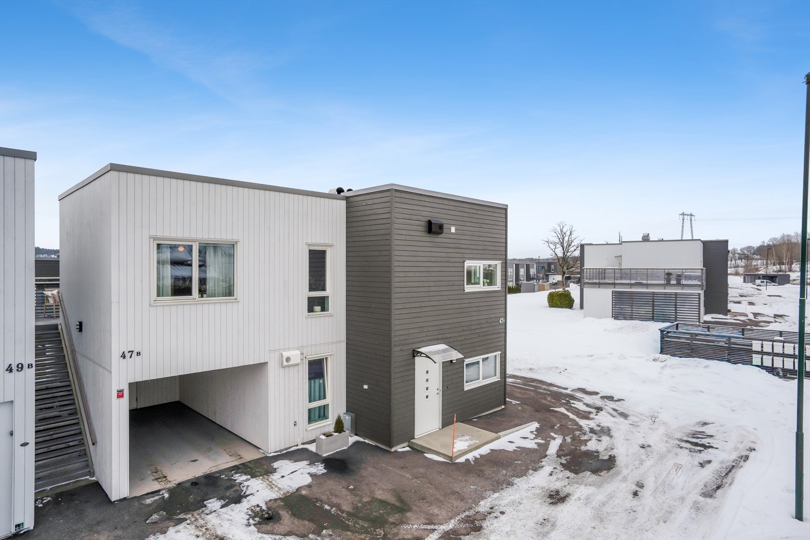 Leiligheten har egen parkering i carport med montert elbillader og utvendig bod. Galleribilde
