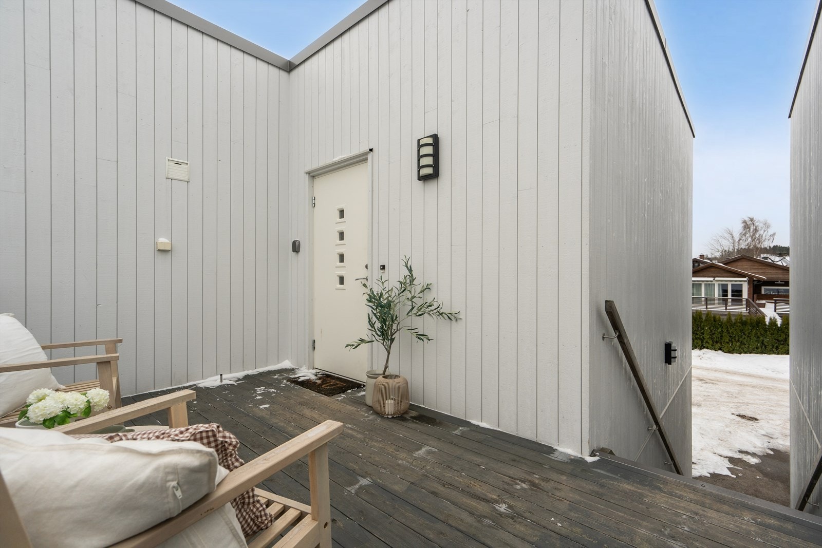 Inngangspartiet har en terrasse på ca. 8 kvm. Galleribilde