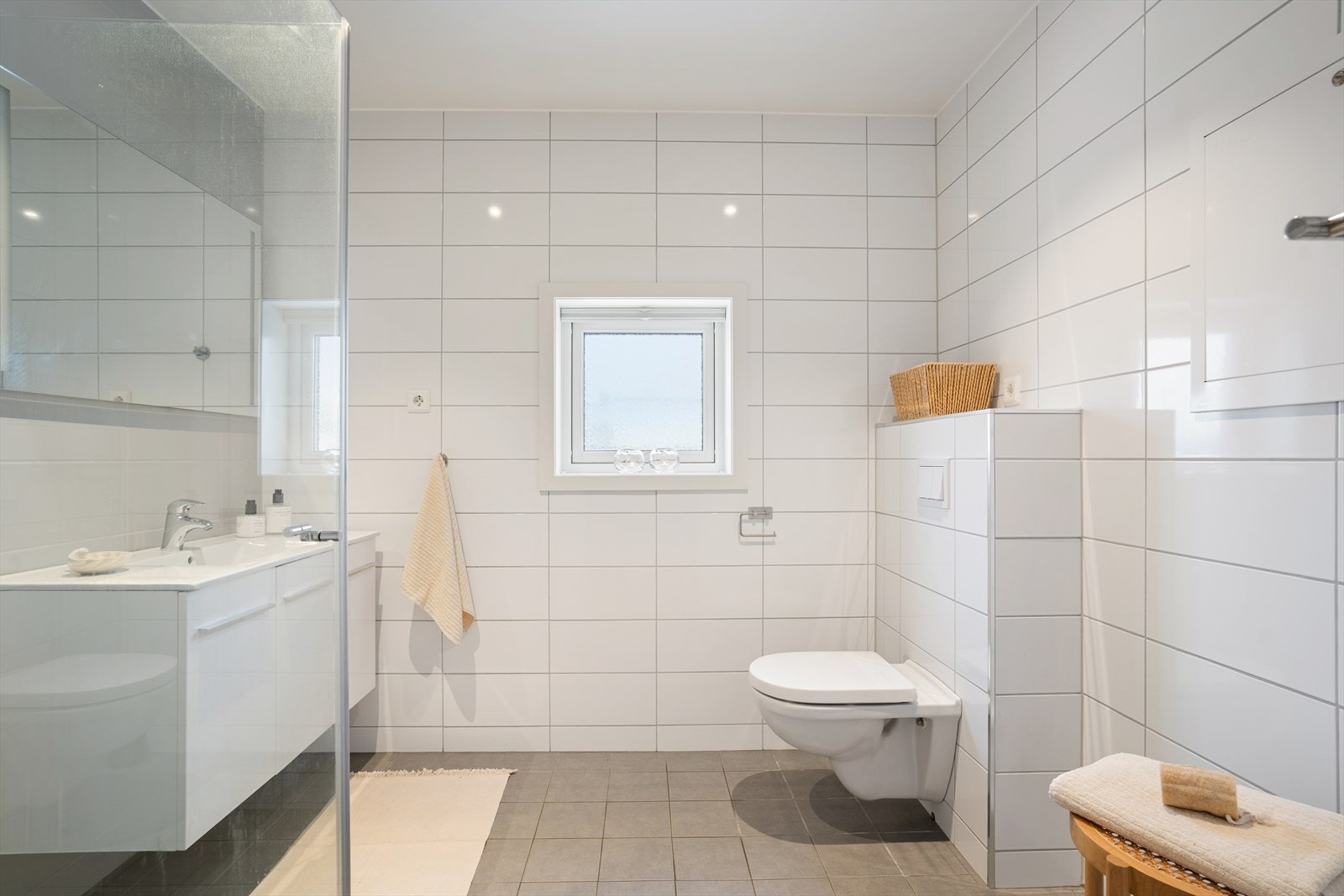 Badet er delikat og tidsriktig, oppført i 2019 og levert av utbygger. Galleribilde