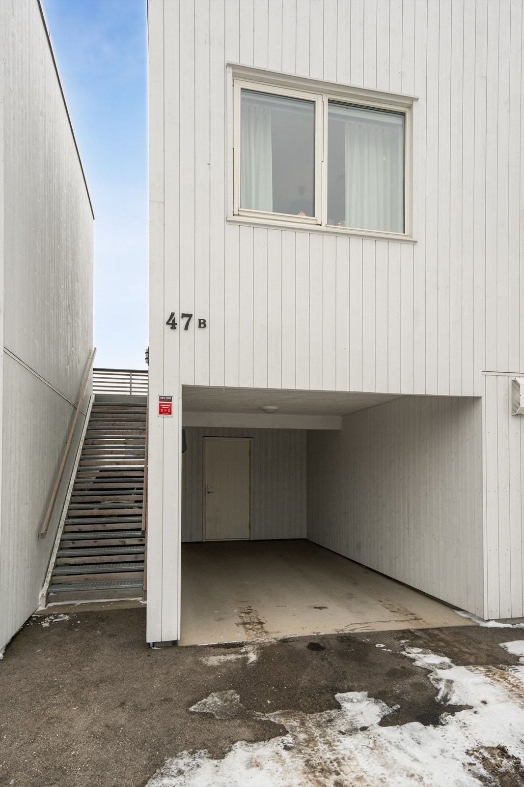 Fra carporten er det enkel tilkomst til leiligheten via trapper. Galleribilde