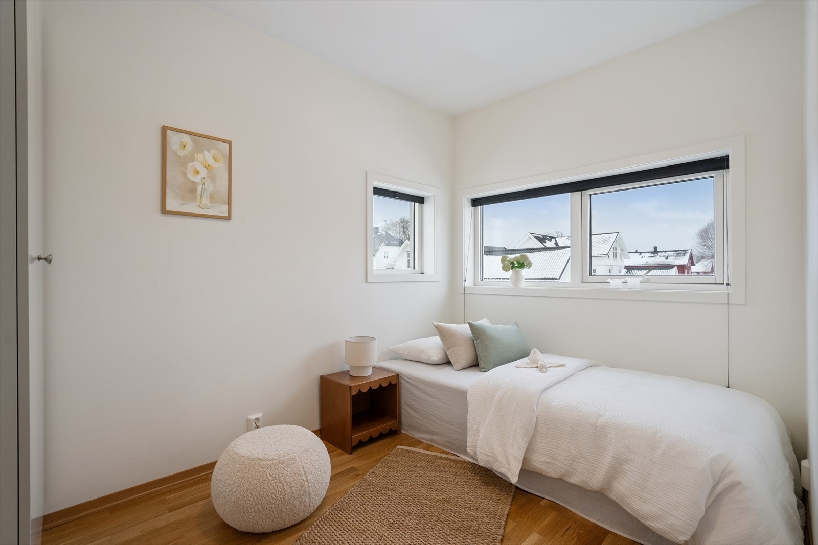 De øvrige soverommene egner seg utmerket som barnerom, gjesterom, kontor eller hobbyrom, og gir boligen stor anvendelighet for ulike livssituasjoner. Galleribilde