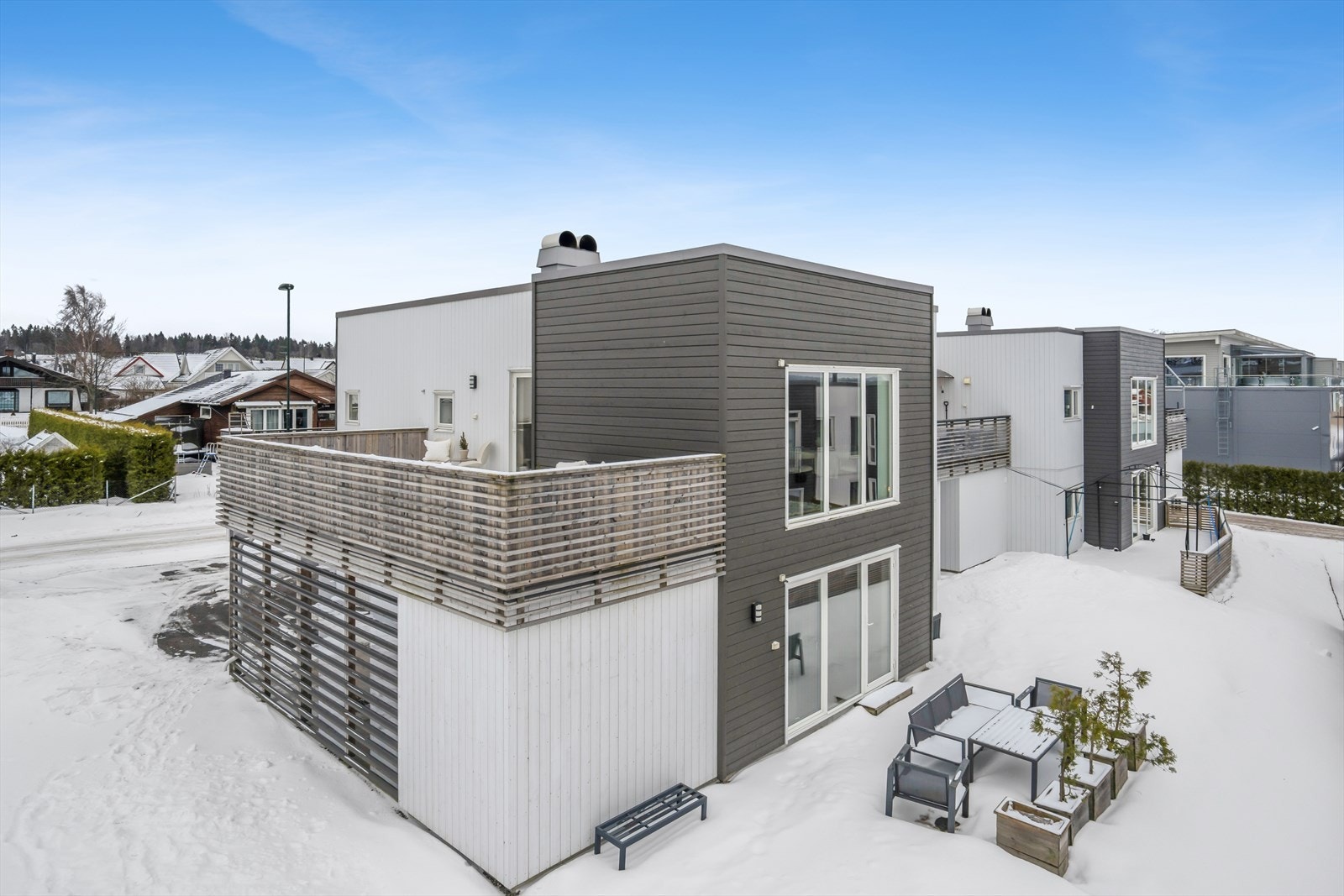 Leiligheten ligger i 2. etasje i en horisontaldelt tomannsbolig fra 2019, som en del av et nyere og trivelig boligtun. Galleribilde