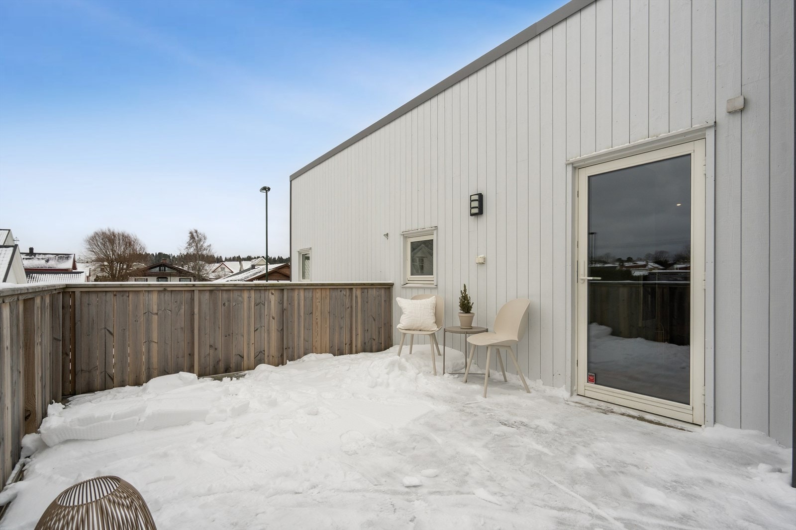 Balkongen fungerer som en forlengelse av stuen i sommerhalvåret. Galleribilde