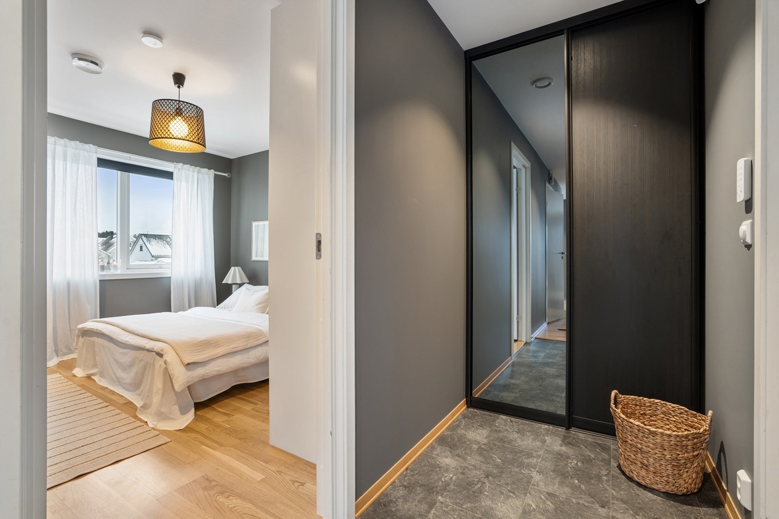 Her får man et umiddelbart inntrykk av boligens moderne uttrykk og gjennomgående gode standard. Galleribilde