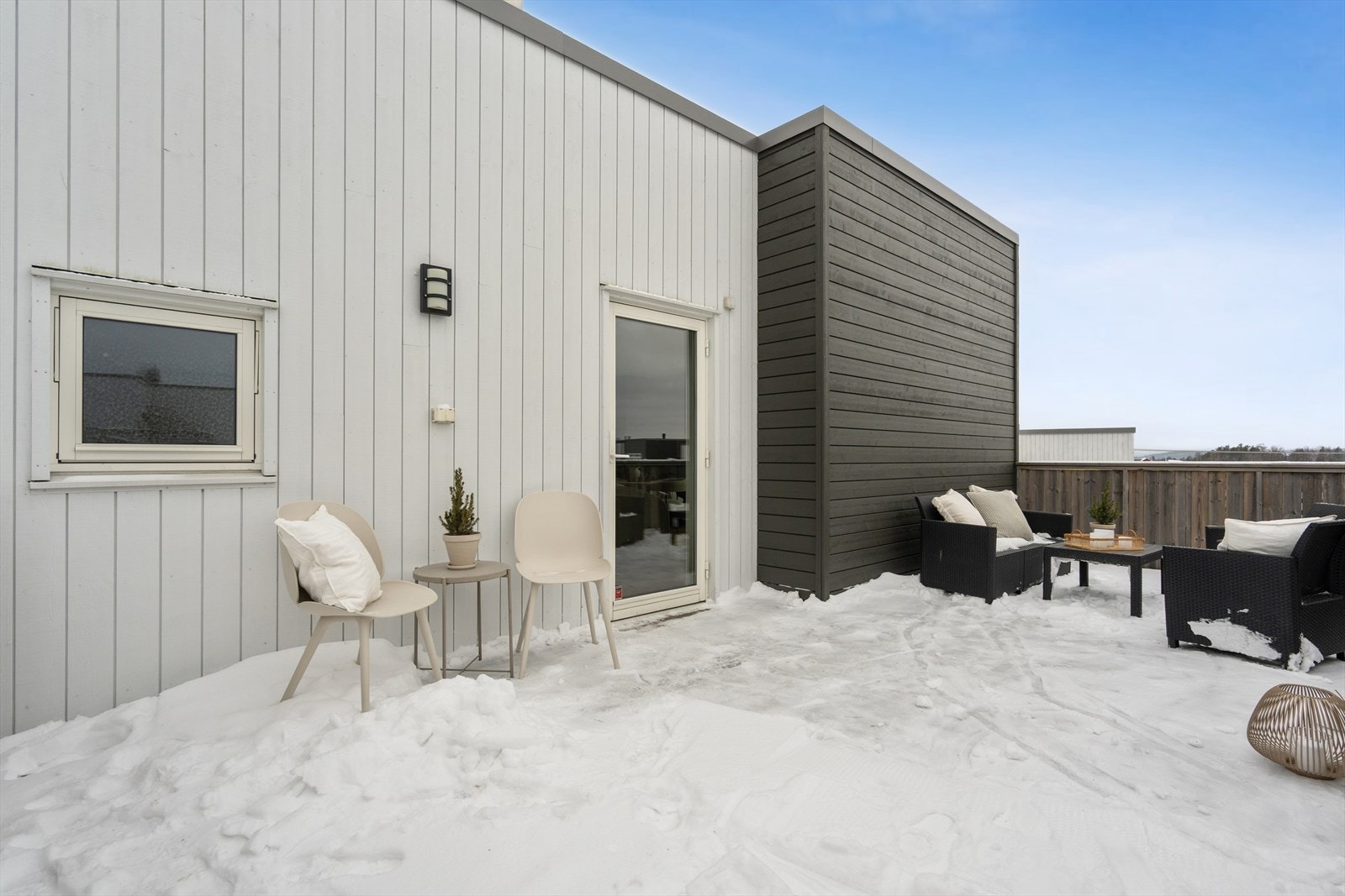 Fra stuen er det utgang til en romslig balkong på ca. 27 kvm - et naturlig samlingspunkt på varme dager. Galleribilde