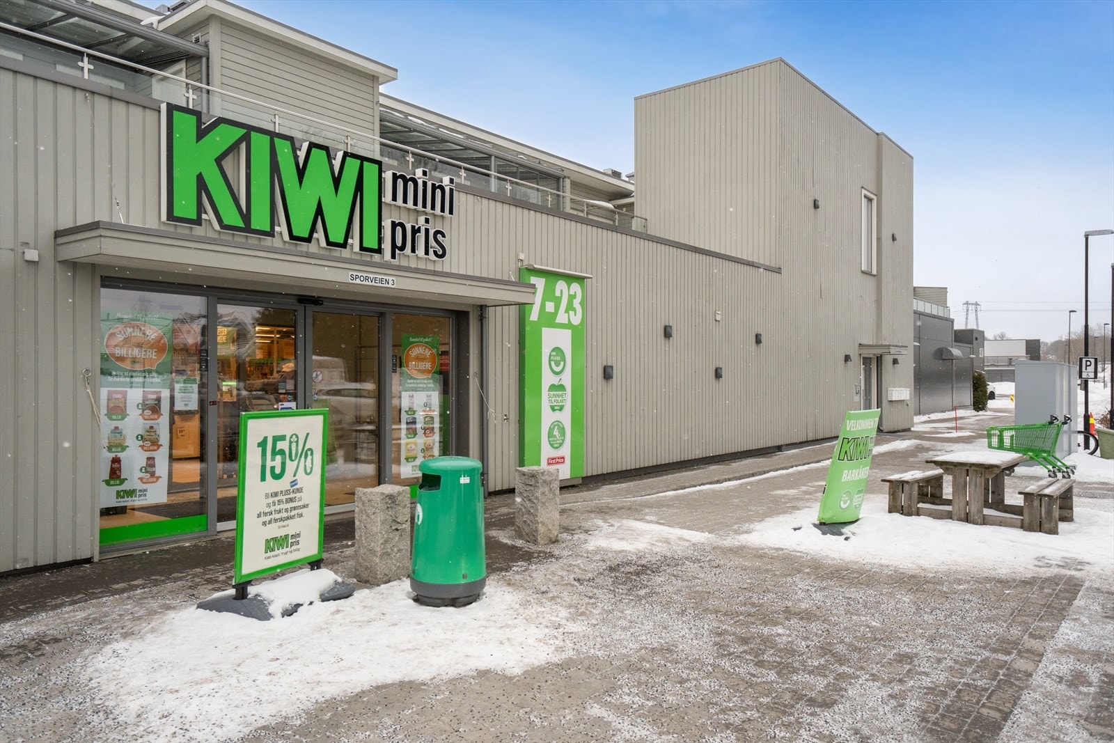 Kiwi ligger rett ved tunet og "på vei hjem", kun 3 min gange fra boligen. Galleribilde