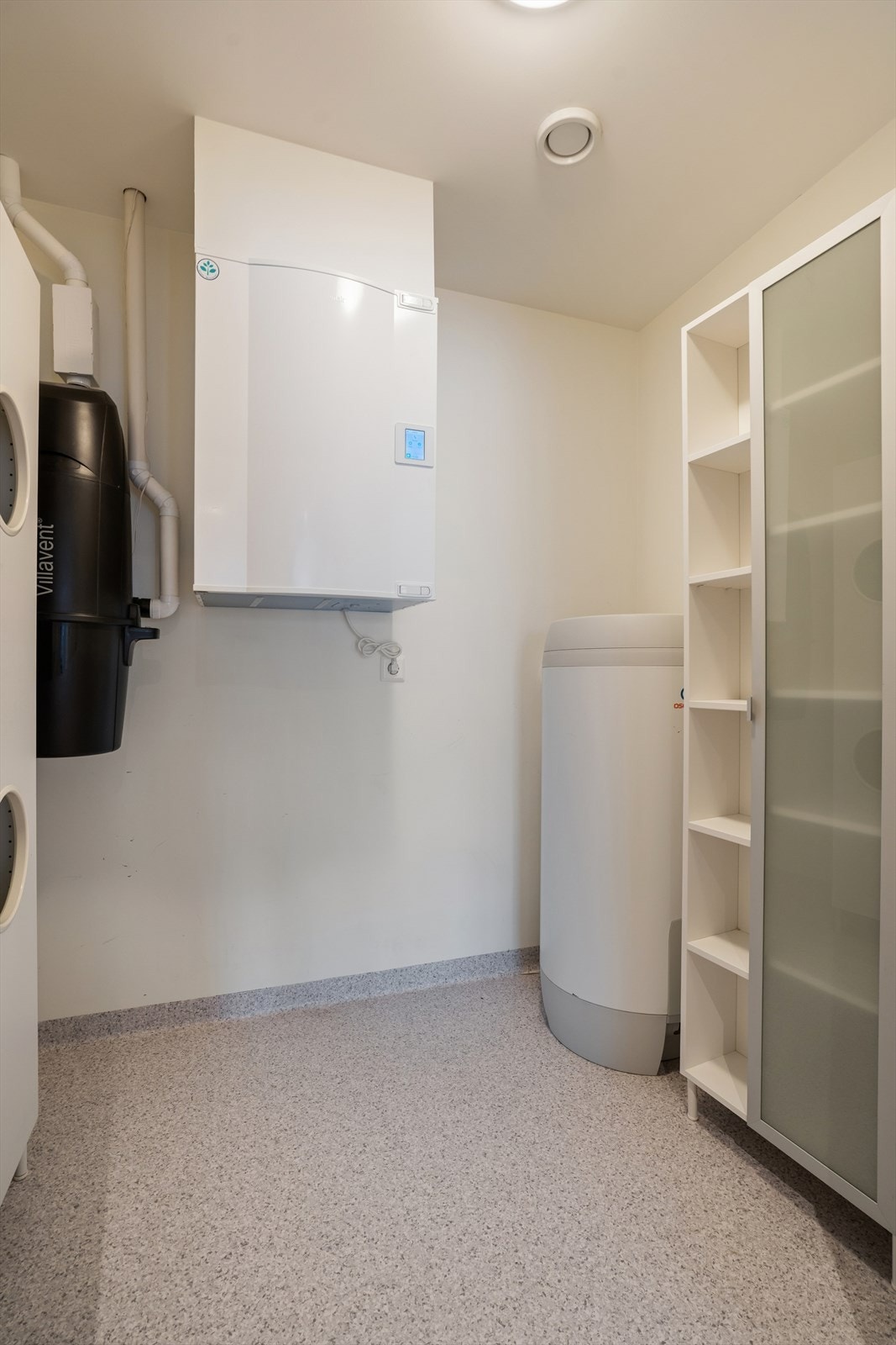 Det tekniske rommet er praktisk og ryddig, med opplegg for vaskemaskin, varmtvannsbereder, ventilasjonsaggregat og sikringsskap. Galleribilde
