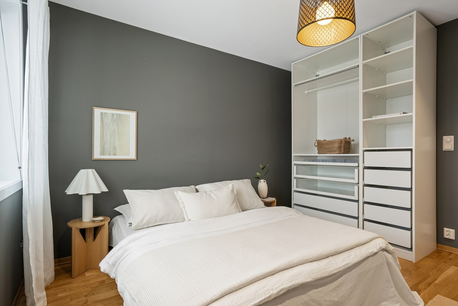 Hovedsoverommet er romslig og behagelig, med god plass til dobbeltseng og garderobeløsning. Galleribilde