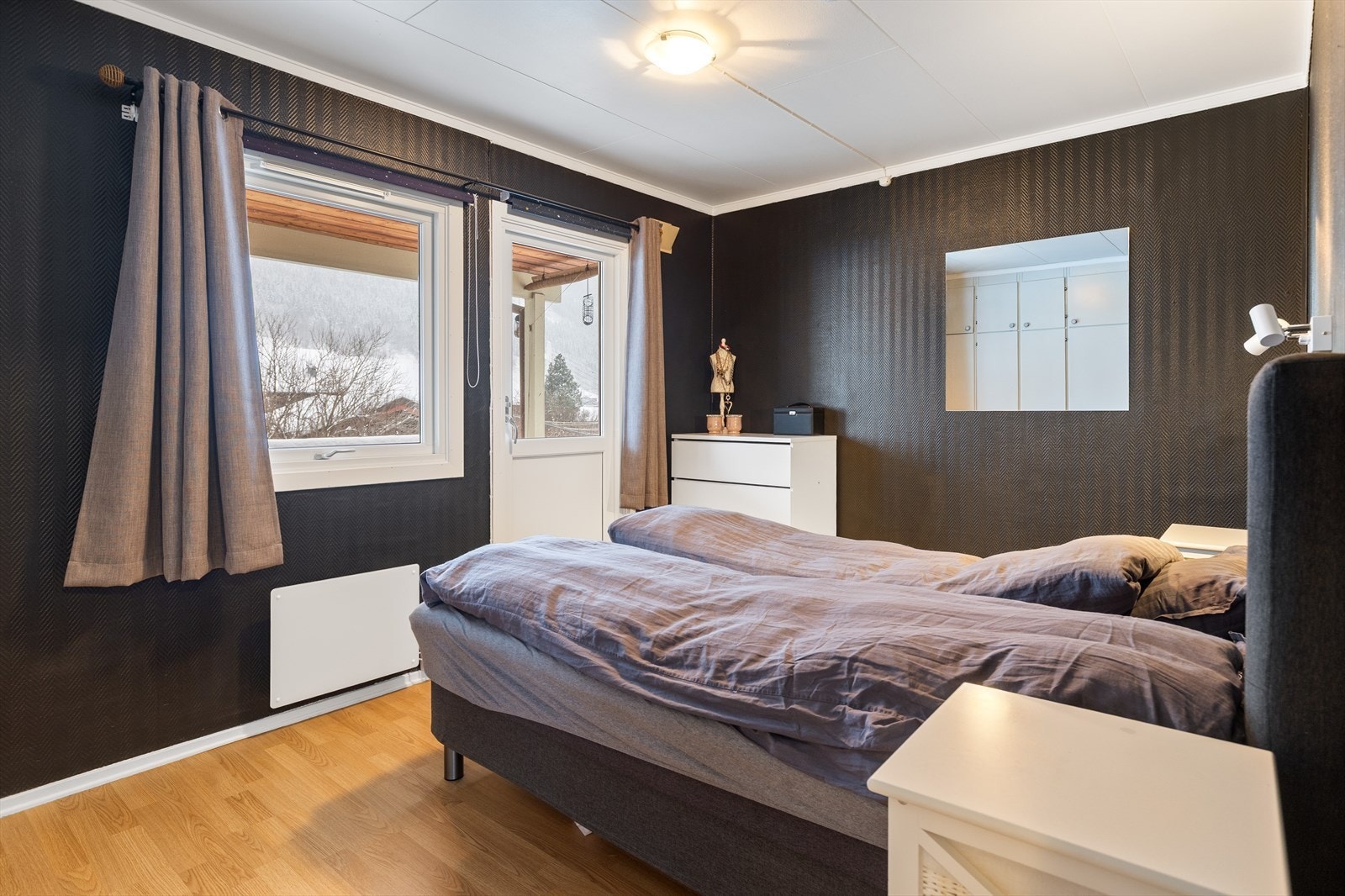 Hovedsoverommet har god plass til dobbeltseng og direkte utgang til overbygd terrasse. Galleribilde