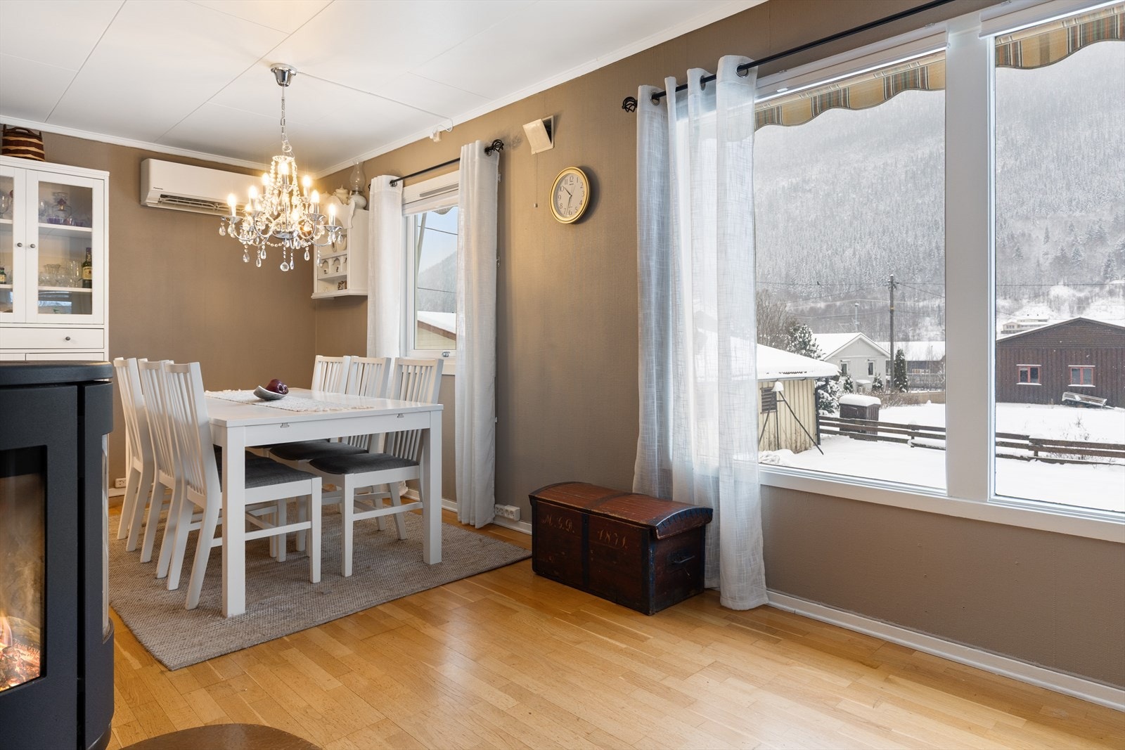 I tilknytning til stuen er det en egen spisestue med plass til langbord. Galleribilde