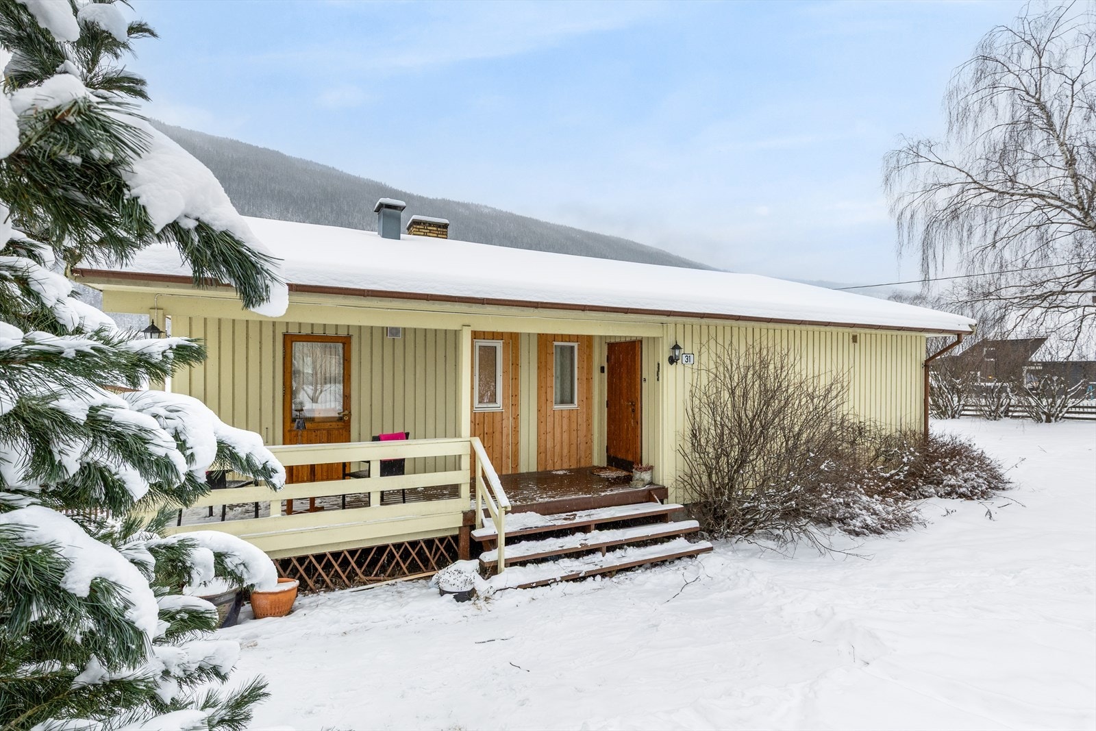 Eiendommen har et overbygd inngangsparti og en enkel adkomst. Galleribilde