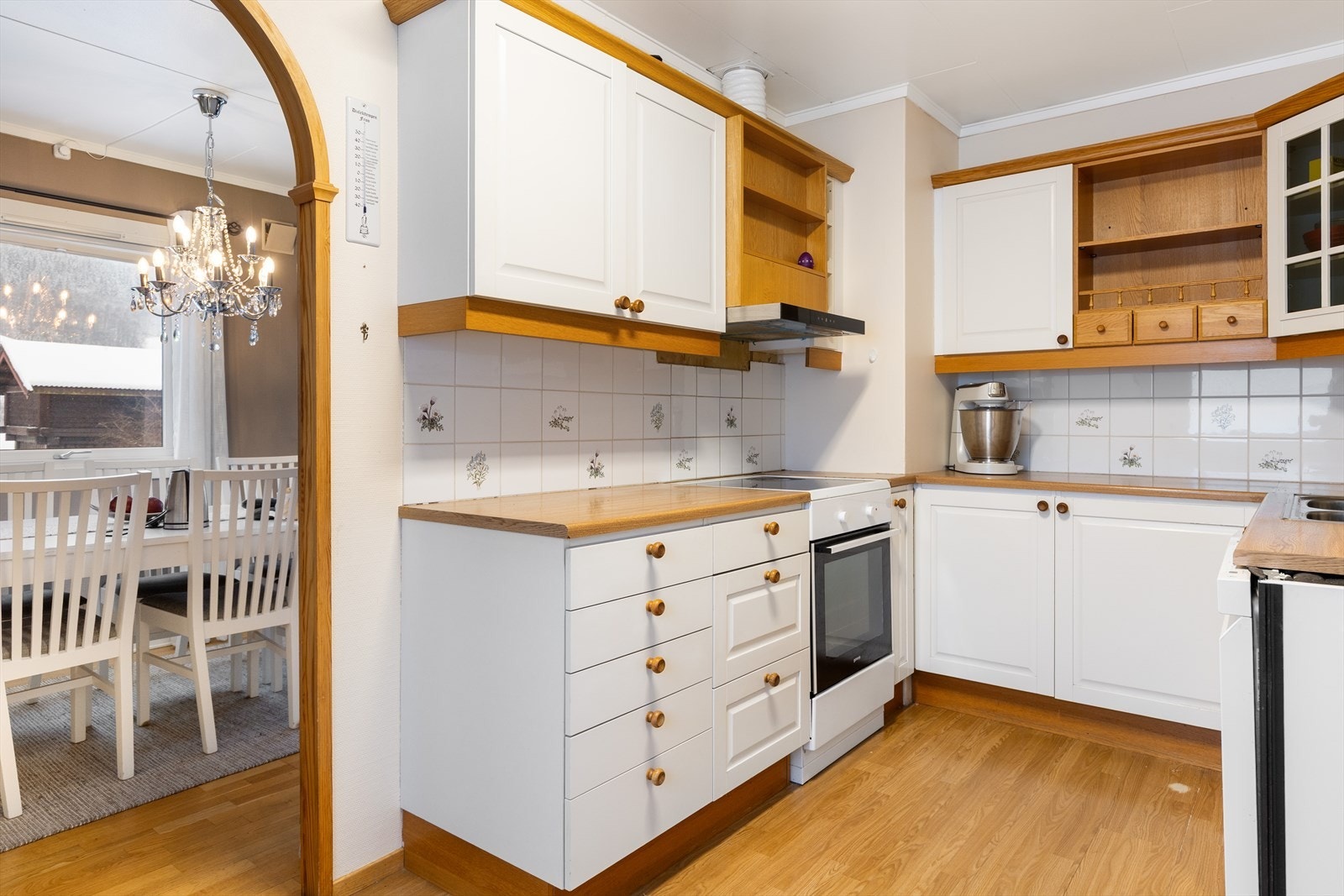 Kjøkkenet har en praktisk U-formet innredning med gode arbeidsflater. Galleribilde