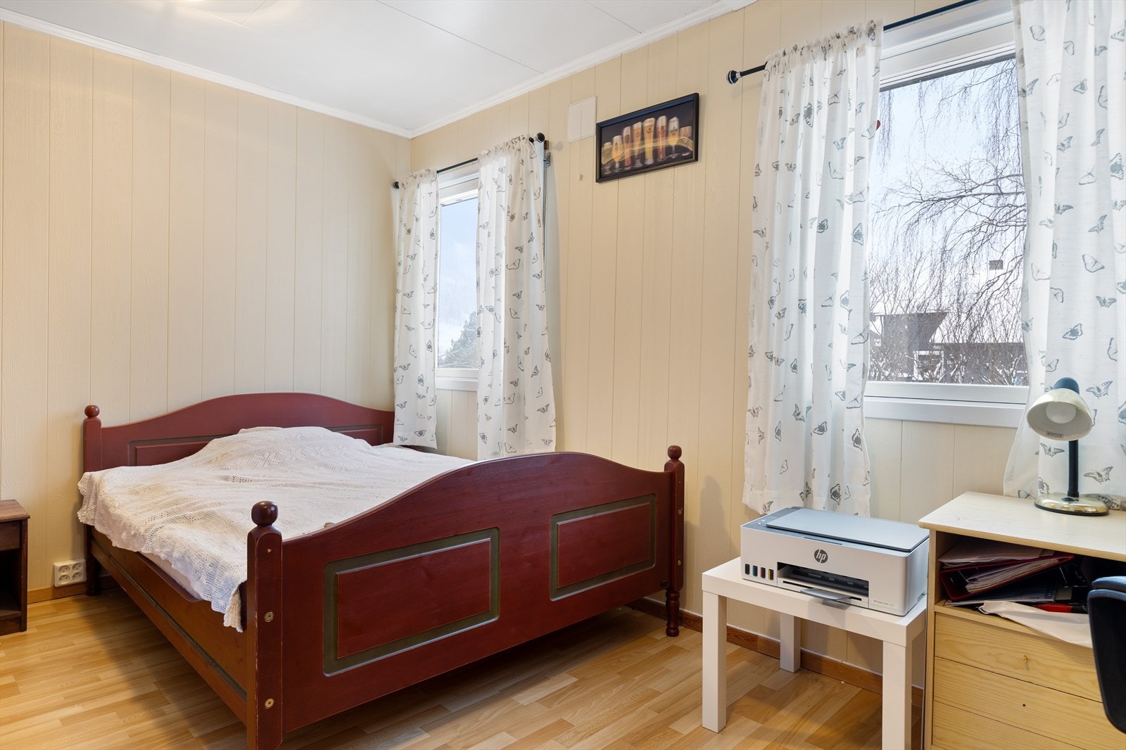 Soverom nummer 2 i samme etasje, egner seg godt som barnerom, gjesterom eller kontor. Galleribilde