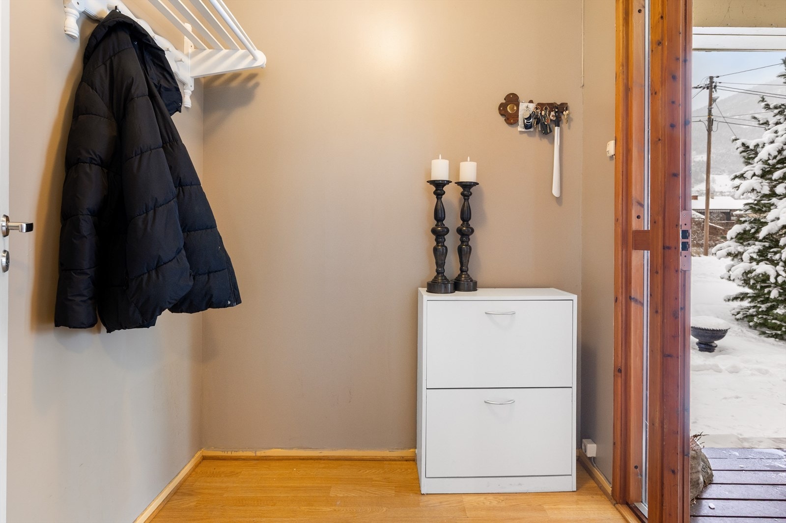 Fra entreen er det direkte adkomst til en gang for ytterligere oppbevaring. Galleribilde