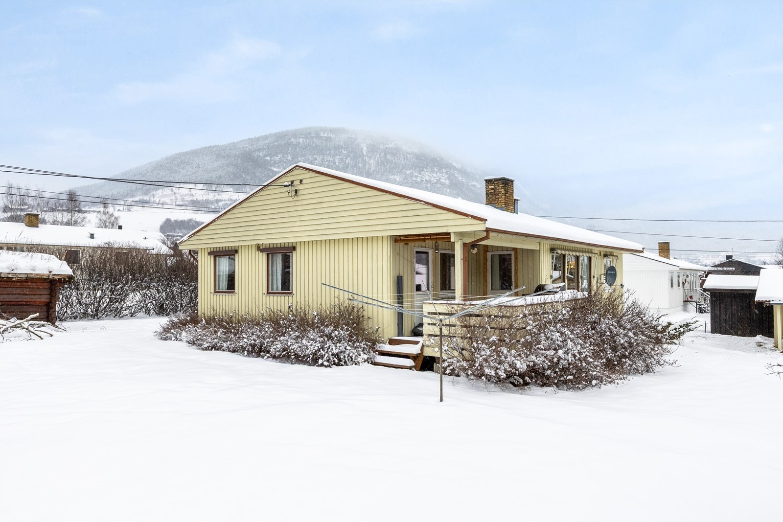 Eiendommen har en romslig tomt med gode solforhold. Galleribilde