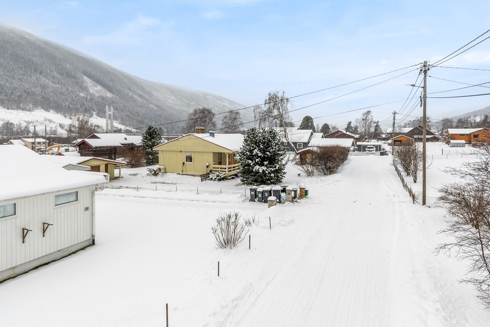 Fra eiendommen er det gangavstand til Kvam skole, barnehage og idrettspark. Galleribilde