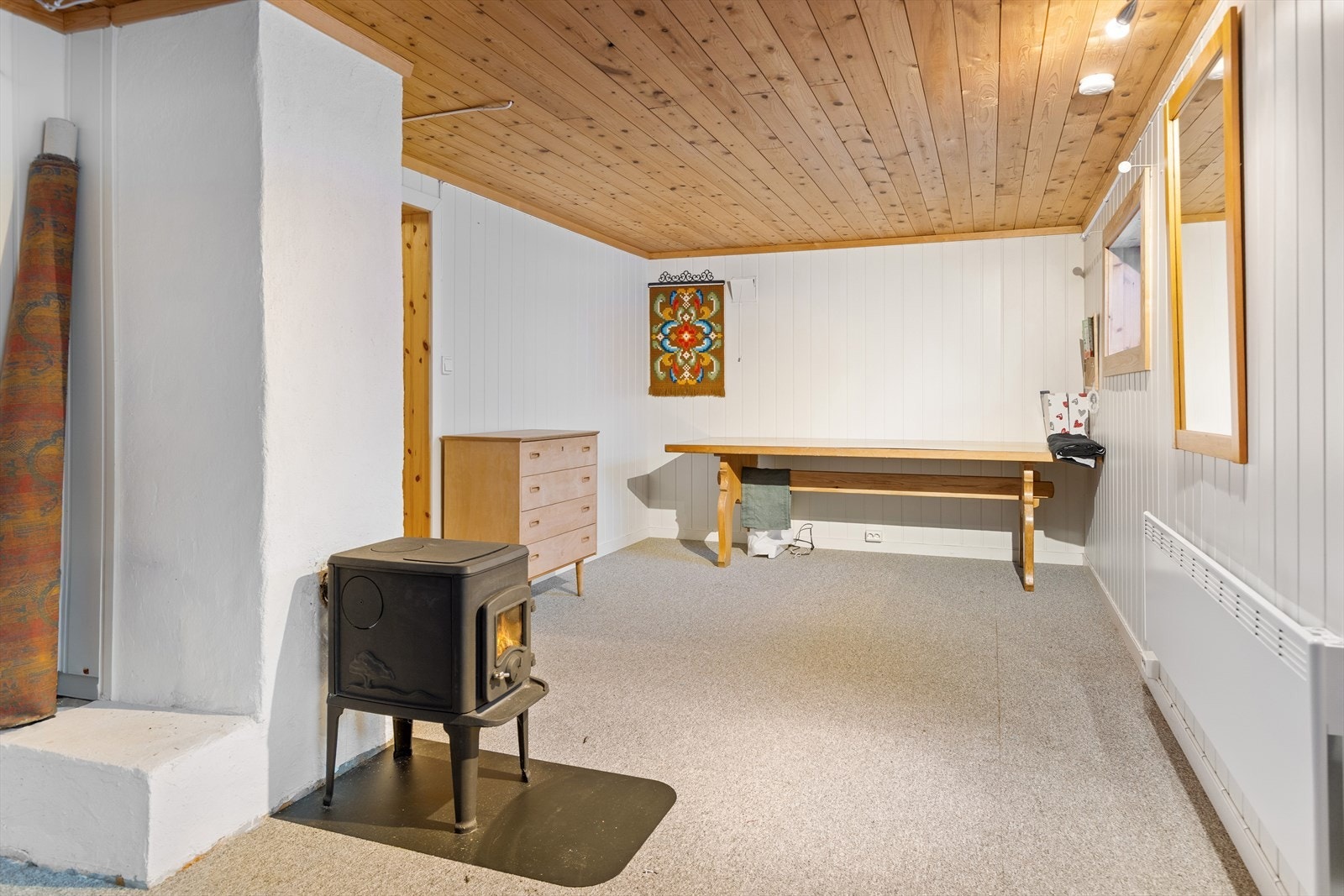 Kjellerstuen er et allsidig rom med vedovn, ideelt som en ekstra TV-stue eller hobbyrom. Galleribilde