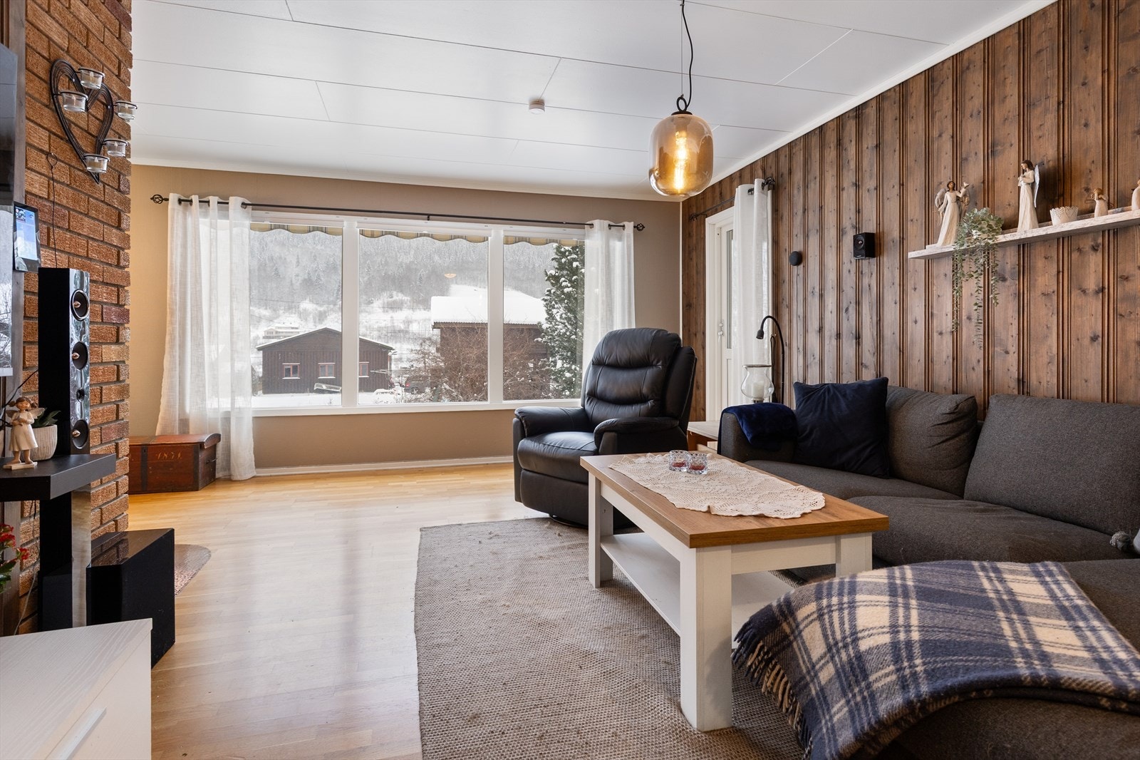 Store vindusflater gir godt med naturlig lys og utsyn over nærområdet. Galleribilde