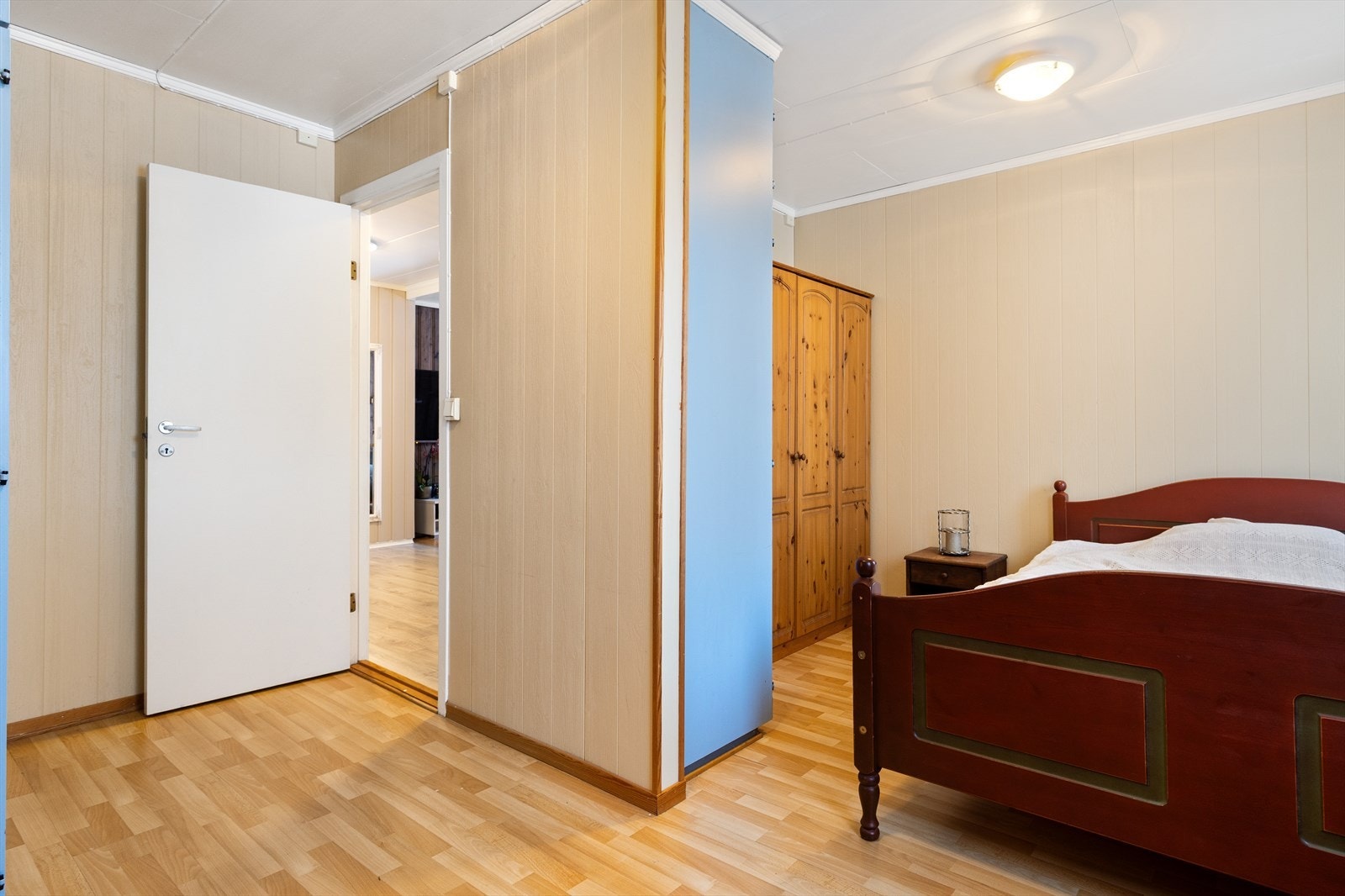 Soverom nummer to er romslig har god plass til seng og garderobeløsninger. Galleribilde