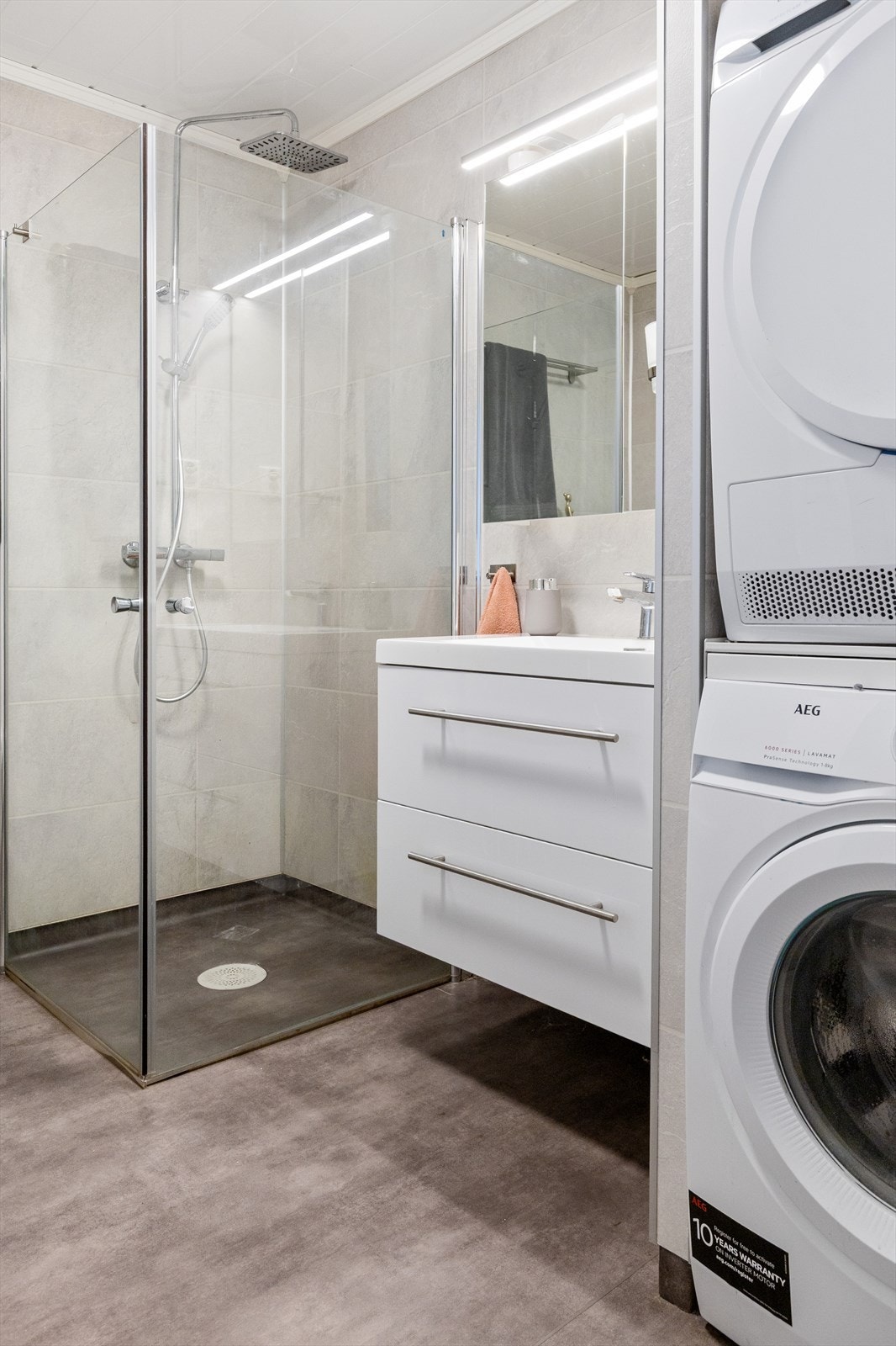 Det er praktisk opplegg for vaskemaskin og tørketrommel i søyle. Galleribilde