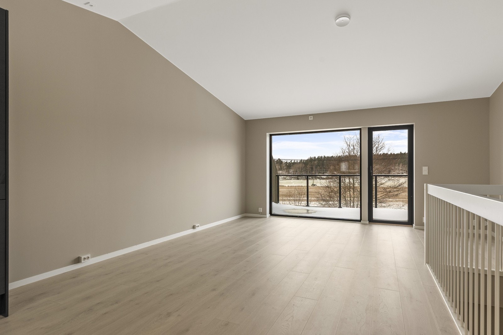 Lyse og delikate farger med gode innredningsmuligheter i stuen. Galleribilde