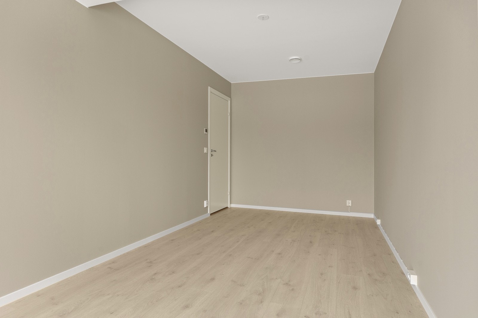 Rommet har plass garderobeløsninger. Galleribilde