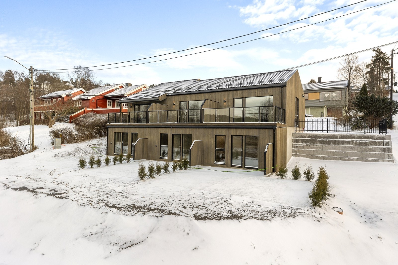 Boligen har en gjennomtenkt arkitektur som passer godt inn i omgivelsene. Galleribilde