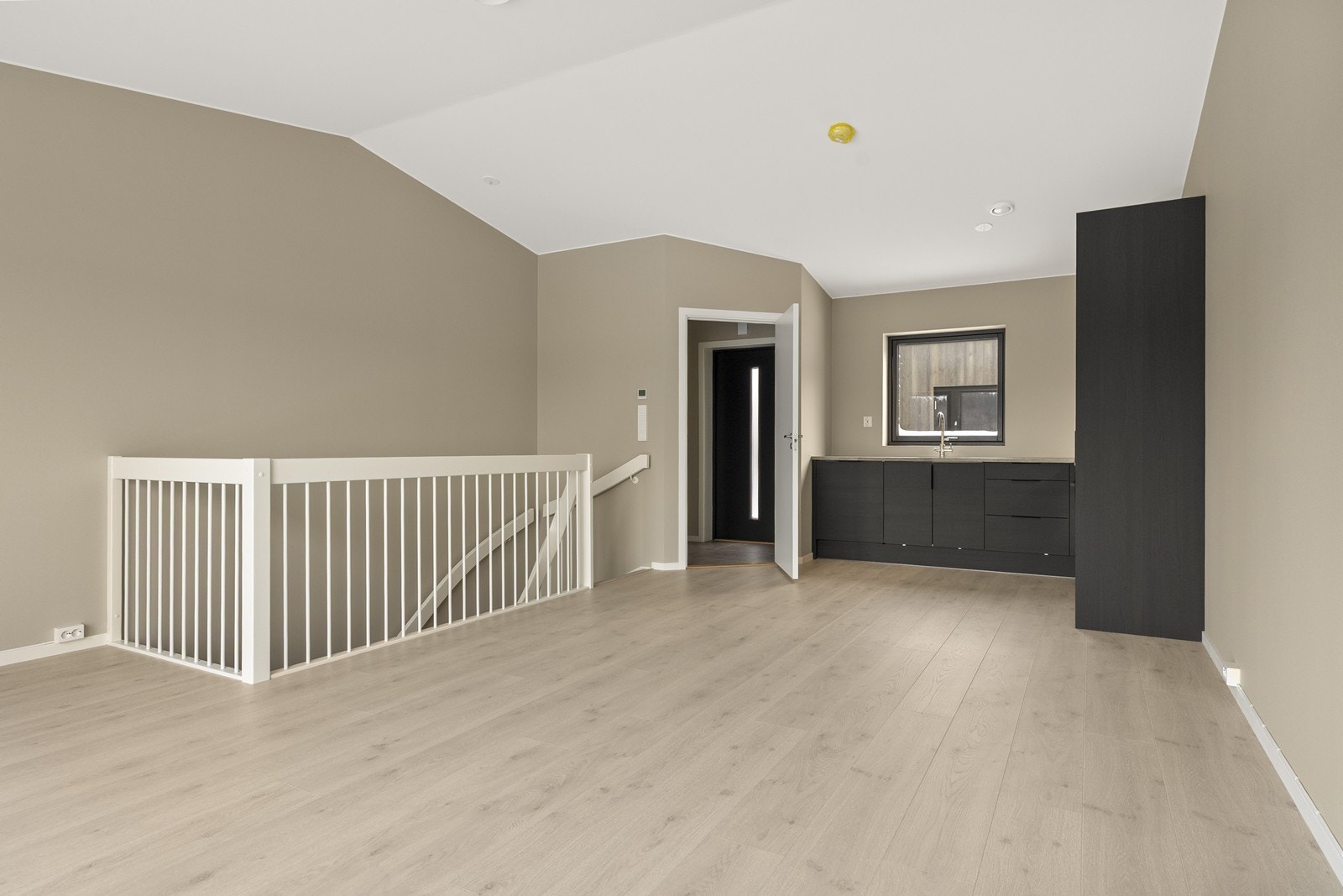 Den åpne løsningen gjør det enkelt å kombinere matlaging og sosialt samvær. Galleribilde