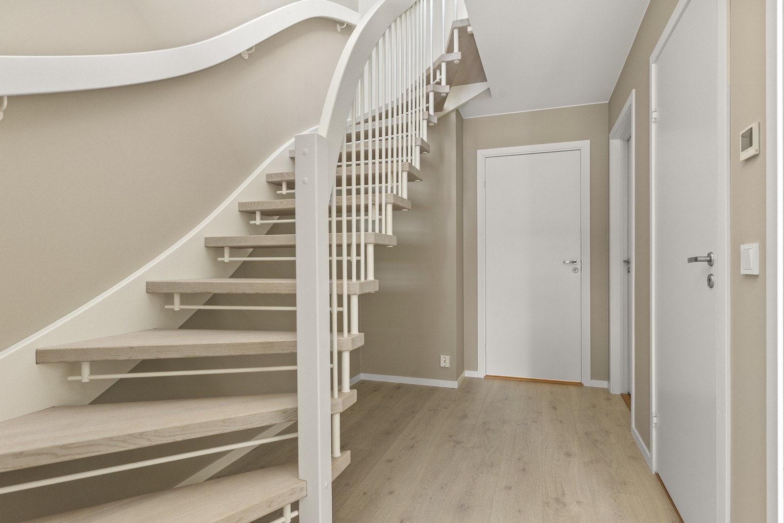 Gangen i underetasjen gir tilgang til alle rommene på dette planet. Er er det også ekstra plass for oppbevaring med smarte løsninger. Galleribilde