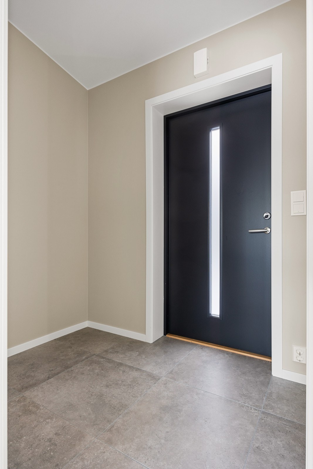 Velkommen inn i en lys og trivelig entré med flislagt gulv. Galleribilde