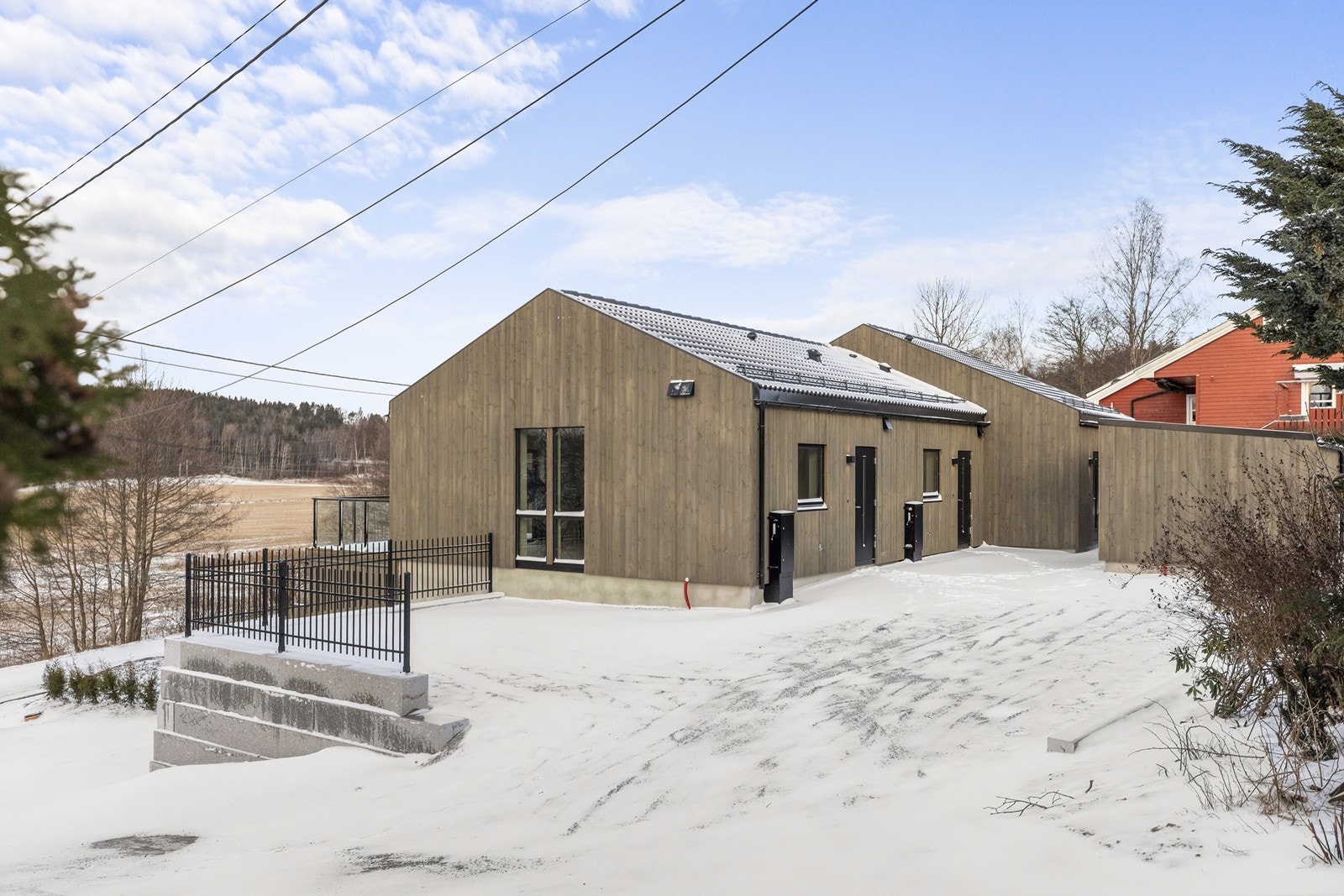 Her er det gruset innkjøring og biloppstillingsplass. Galleribilde