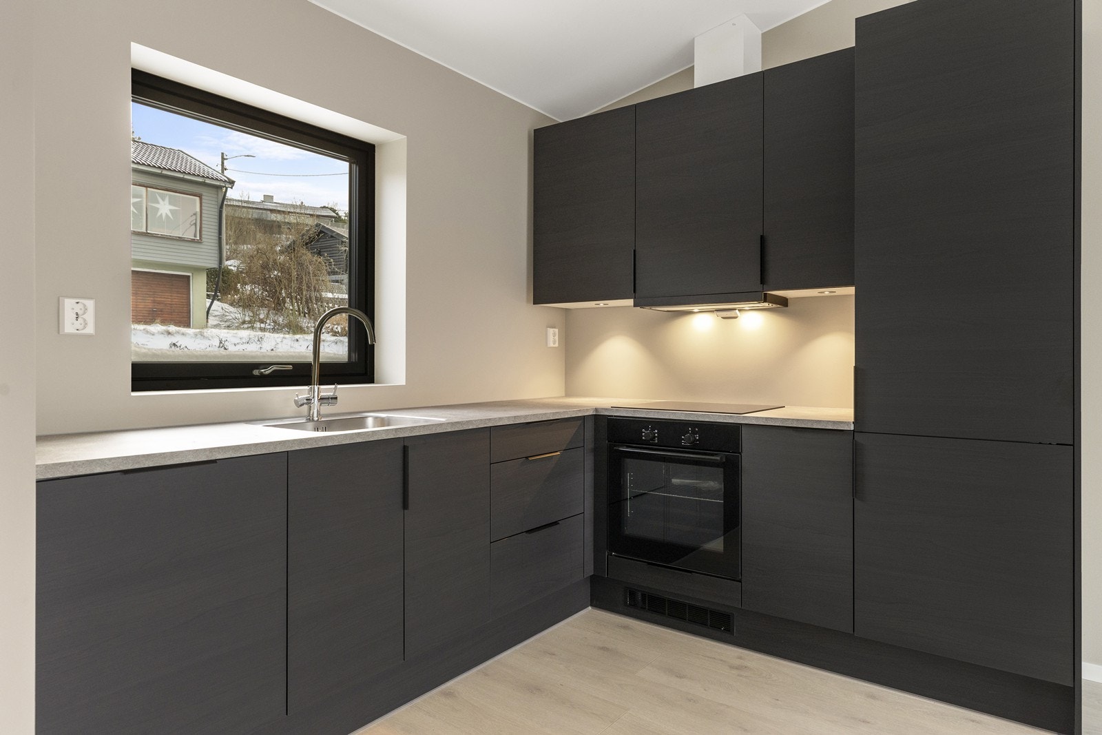 Kjøkkenet er utstyrt med integrert stekeovn, platetopp, kjøleskap og ventilator. Galleribilde