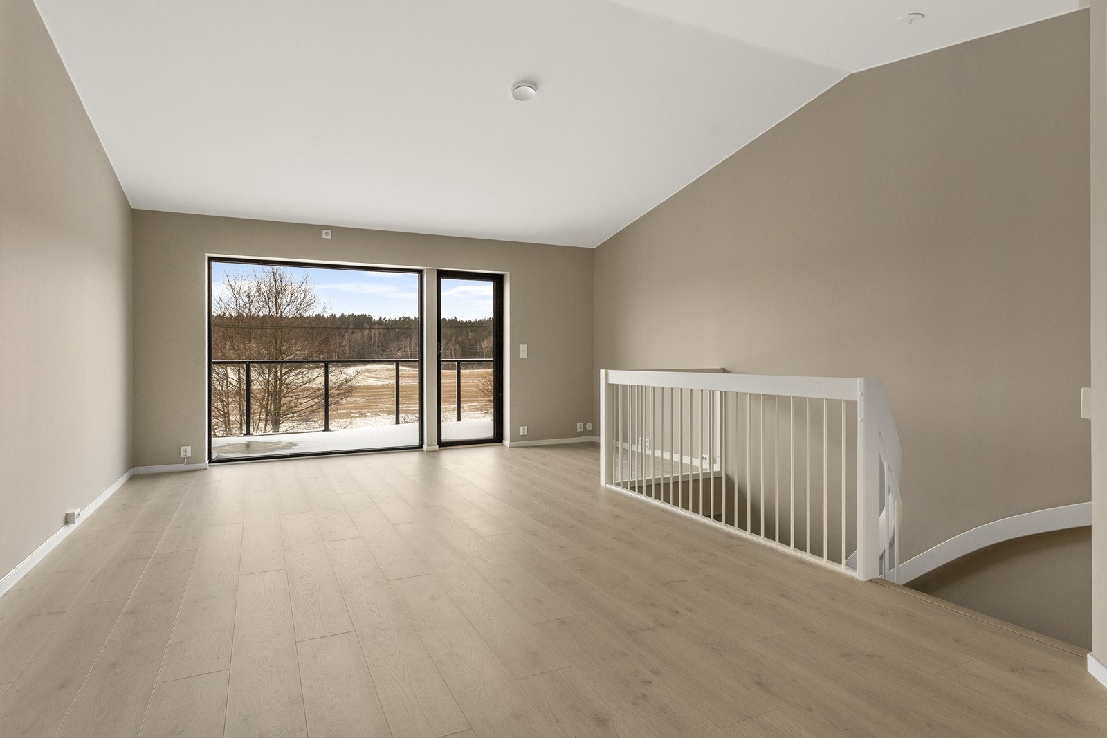 På gulvet er det lagt stilig laminat, som står godt i stil med boligens fargevalg. Galleribilde