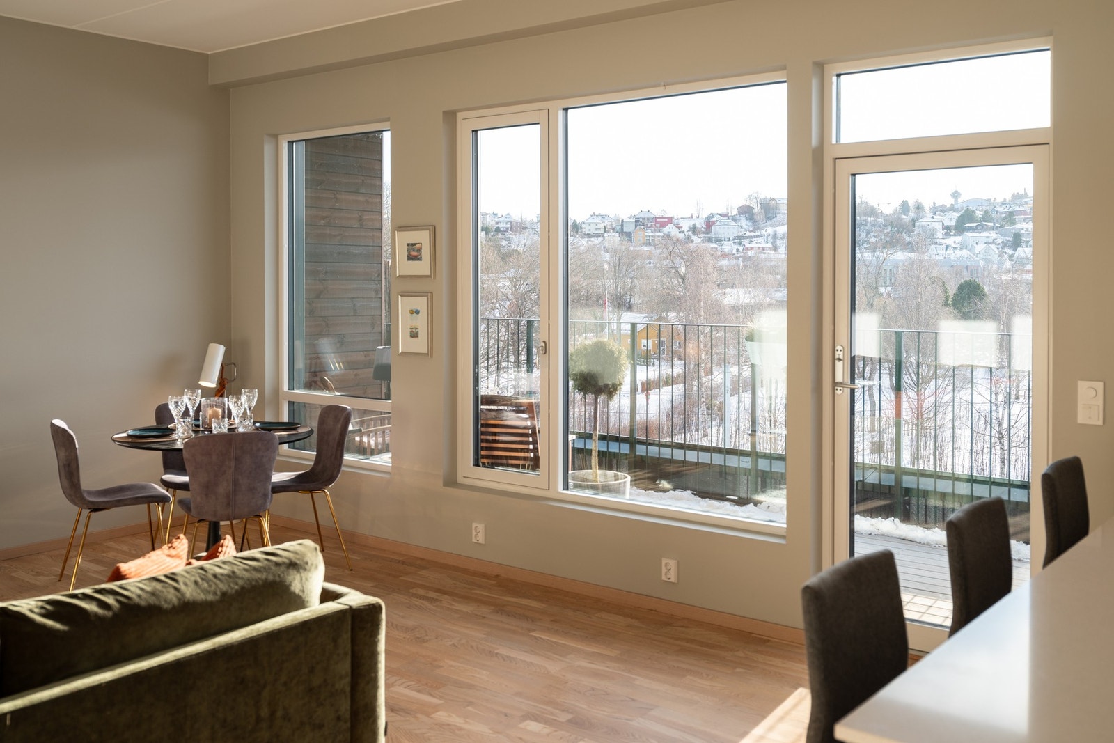 Ønsker man spisebord til 10-15 personer er det ingen problem. Legg også merke til den fine utsikten opp mot Kuhaugen Galleribilde