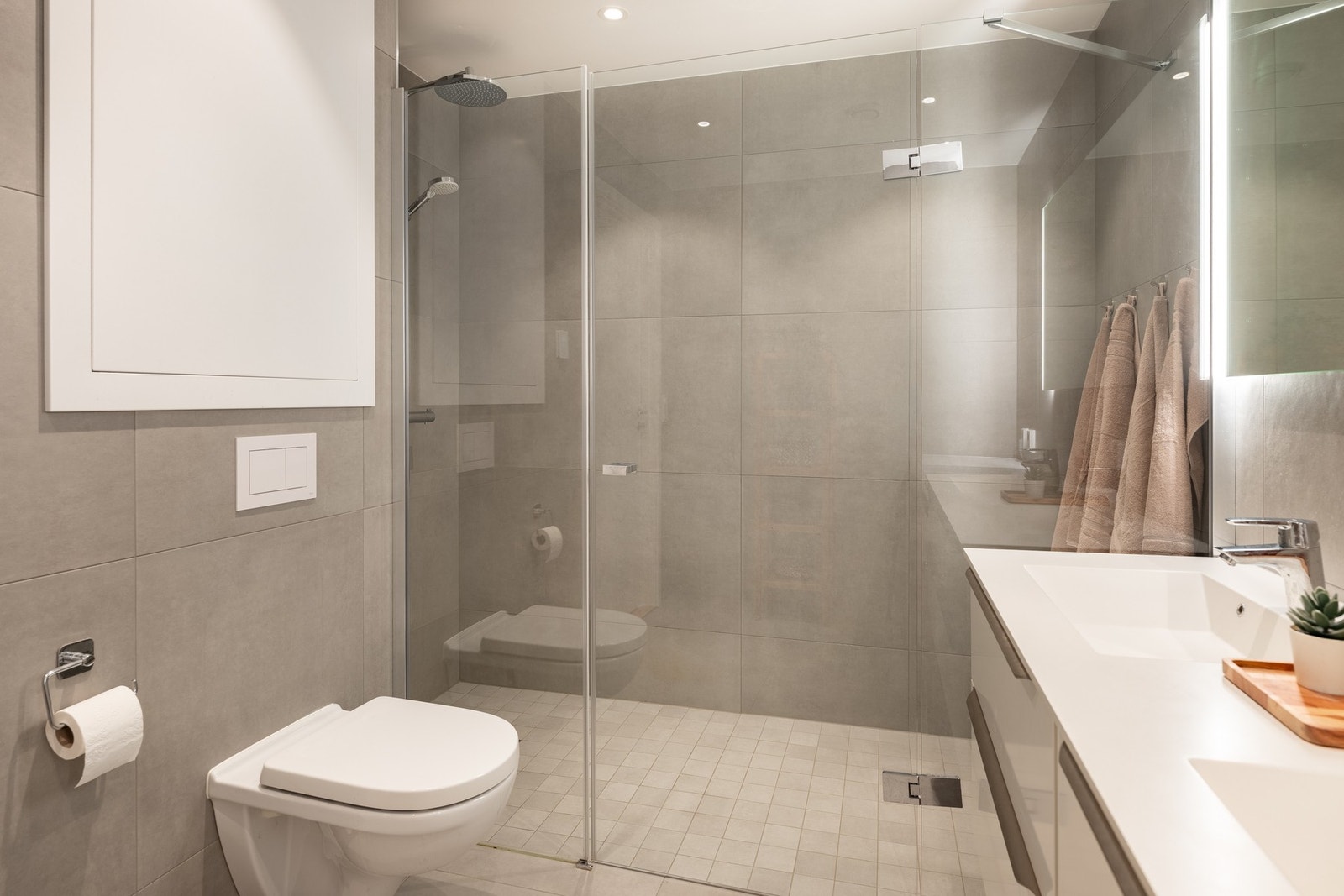 Dusjsonen strekker seg over hele veggen. Ønsker man badekar er det god plass til det. Galleribilde