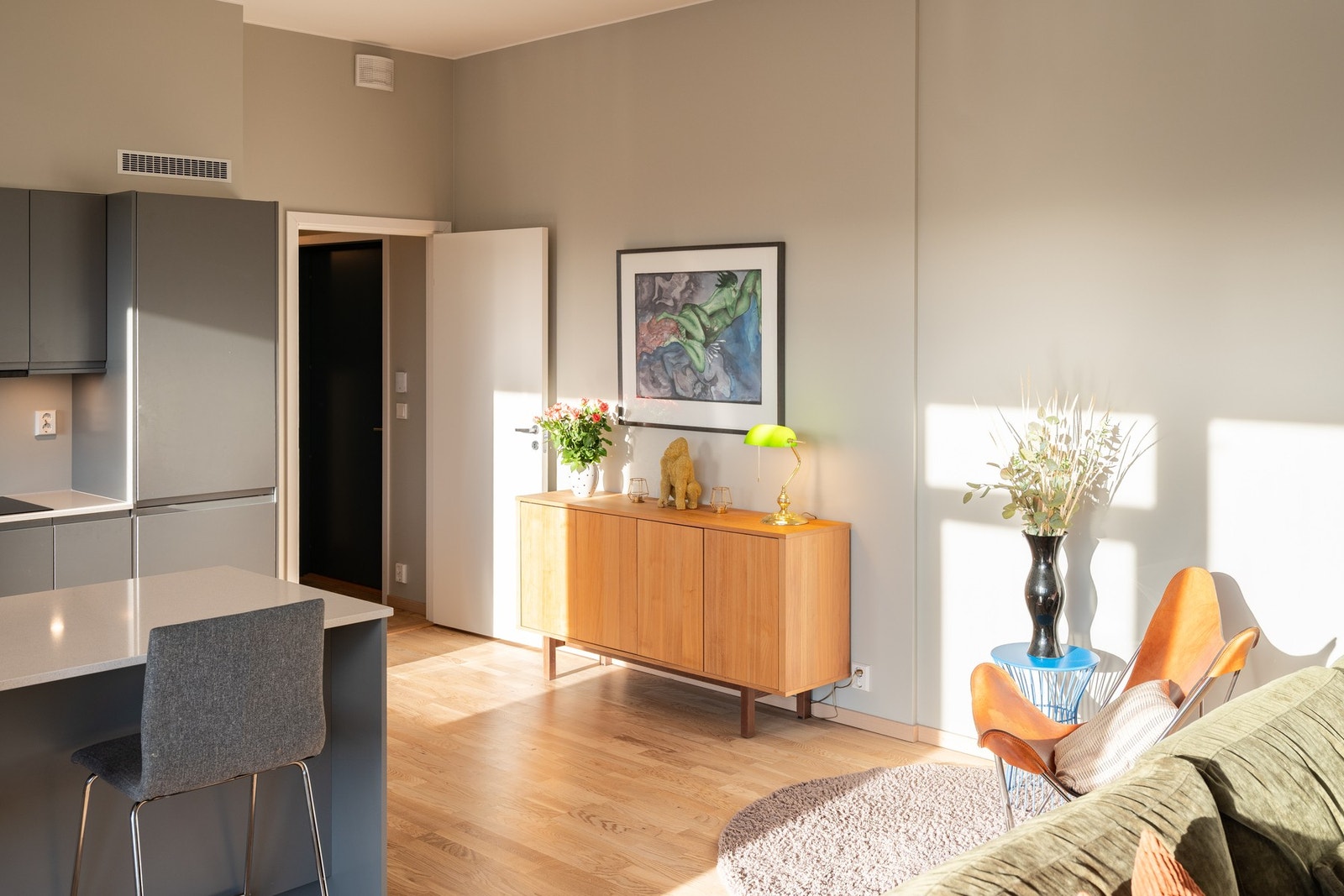 Soverromsfløyen er adskilt fra stuen med en romslig entré og gang. Galleribilde