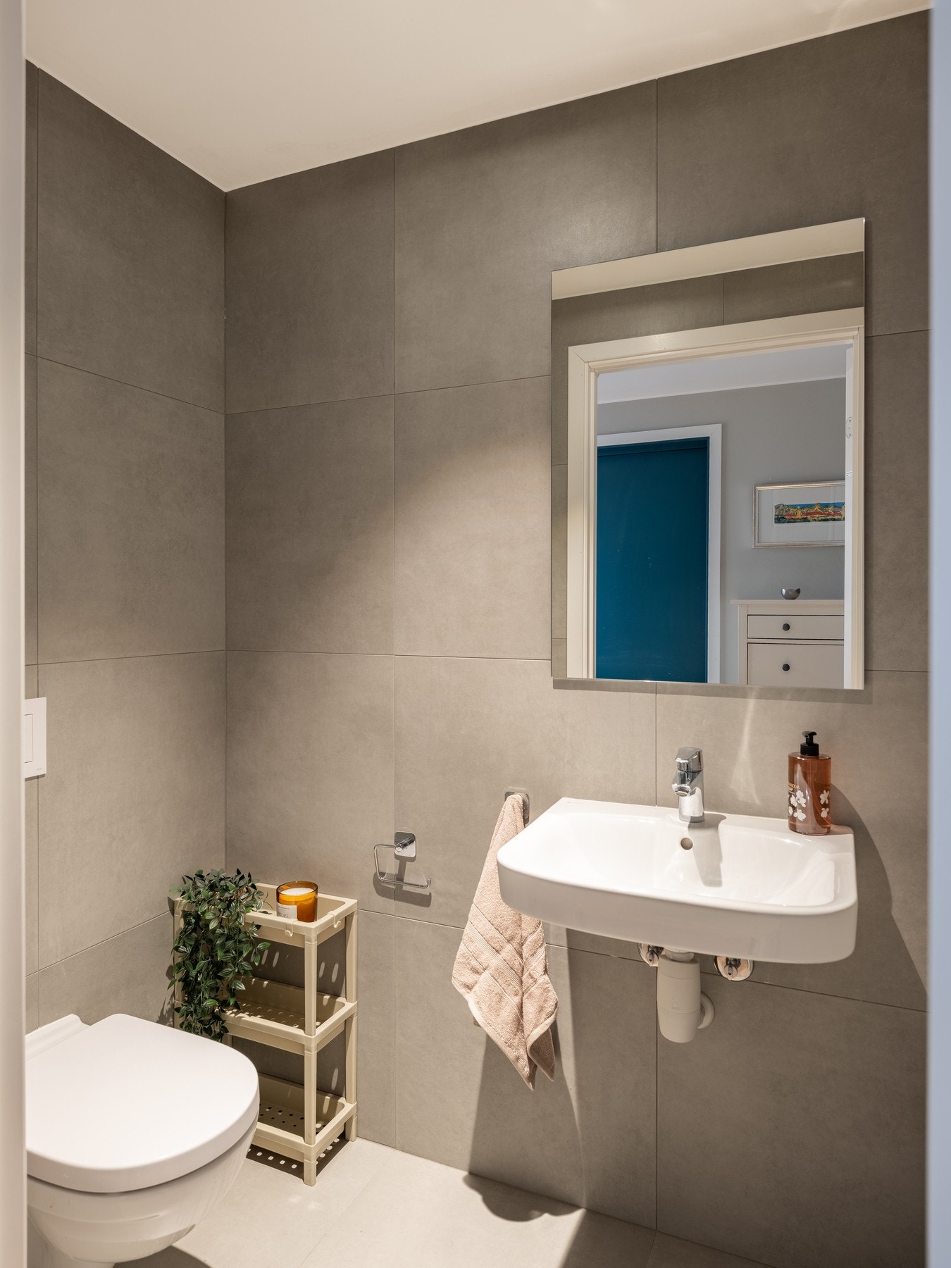 Dette er plassert rett ved stuen, slik at gjester slipper å bruke leilighetens hovedbad Galleribilde