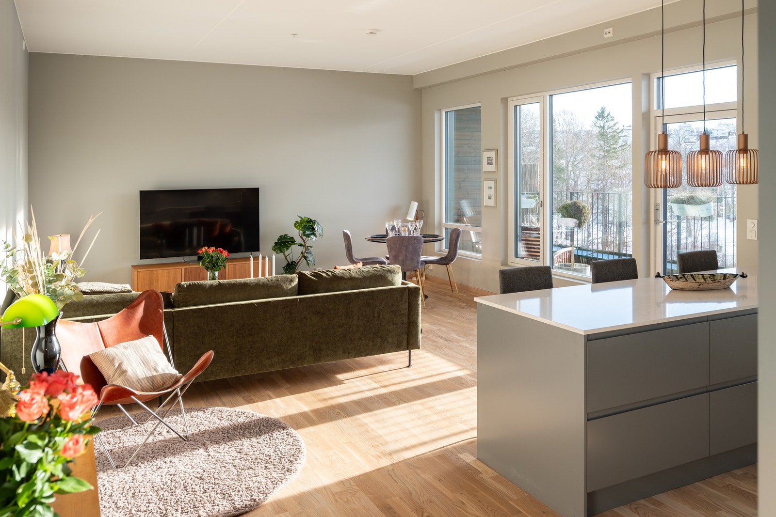 Rommet er som nevnt på hele 43,2 kvm. og har 3 meter takhøyde. Galleribilde