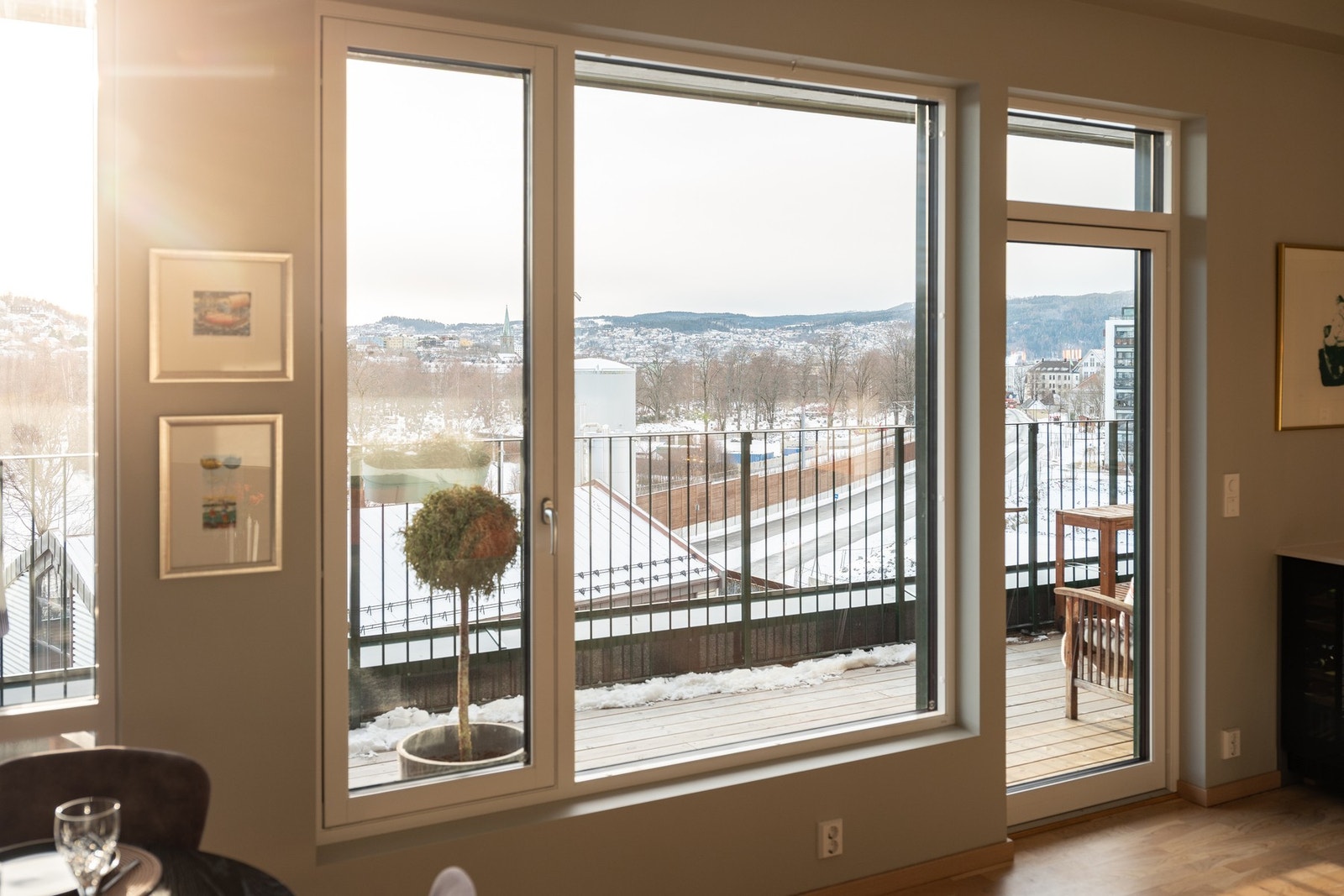 Balkongen strekker seg forbi hele stuerommet. Galleribilde