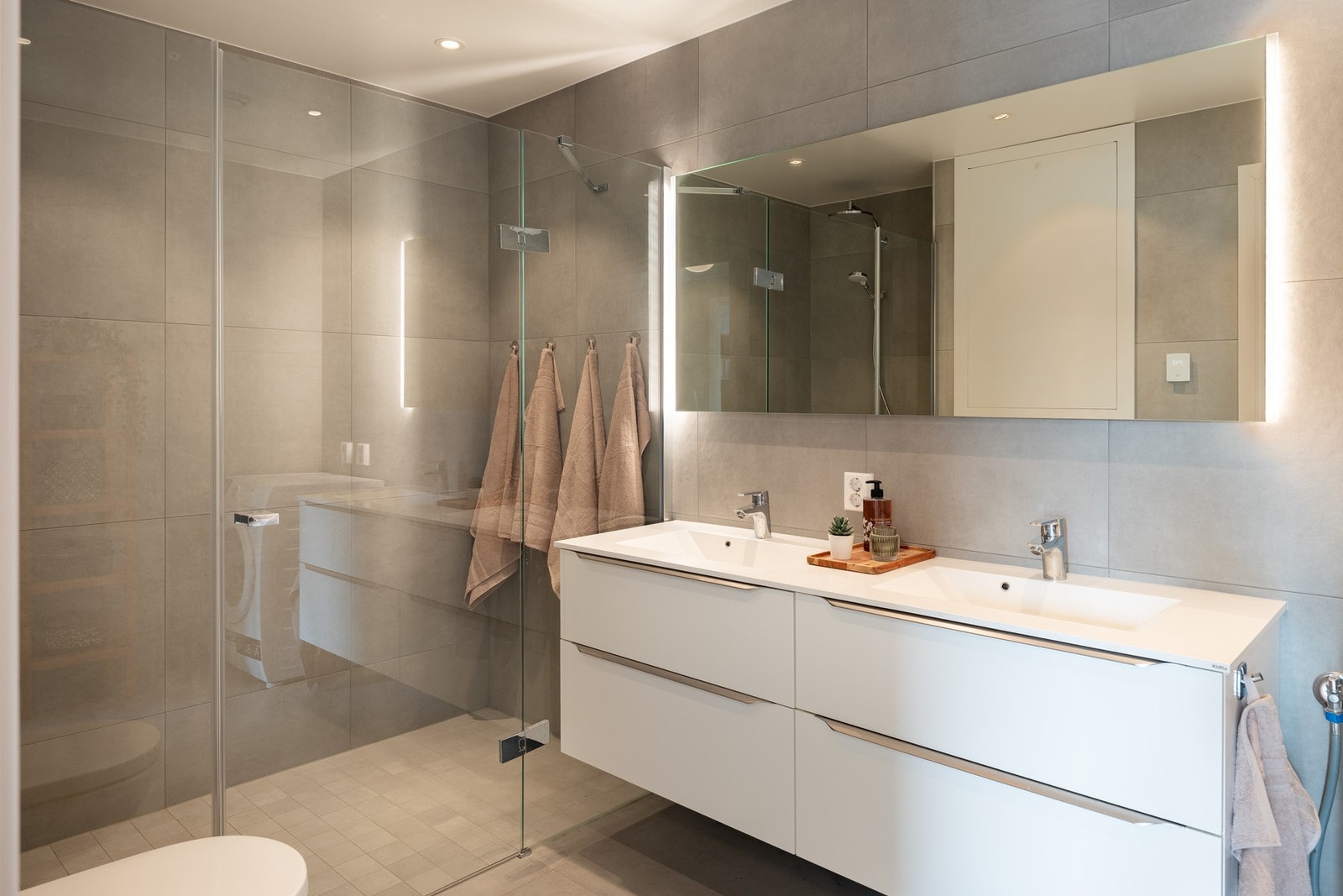 Her har man stor dobbeltservant og badet har høy kvalitet. Galleribilde